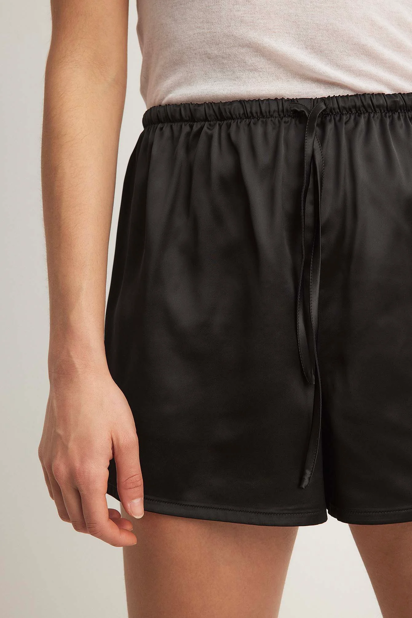 Lockere Shorts aus Satin mit hoher Taille