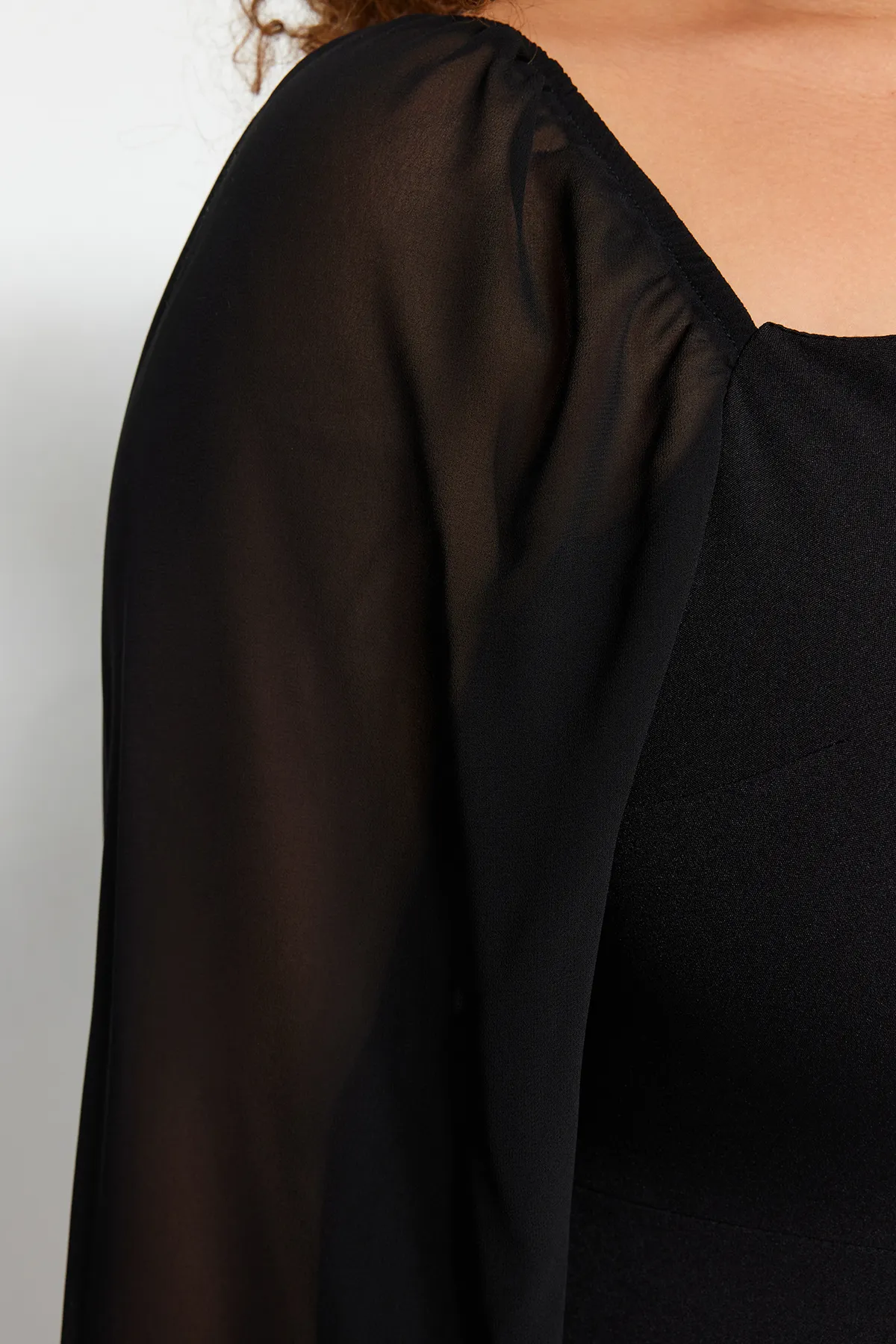 Trendyol Curve  Schwarzes, schlichtes, figurbetontes Mini-Webkleid in Übergröße TBBAW24AH00089