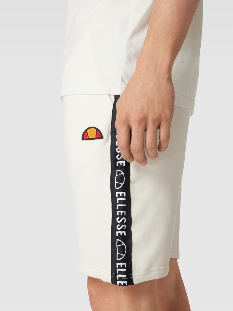Sweatshorts mit Kontraststreifen und Label-Detail Modell 'LATION' in offwhite