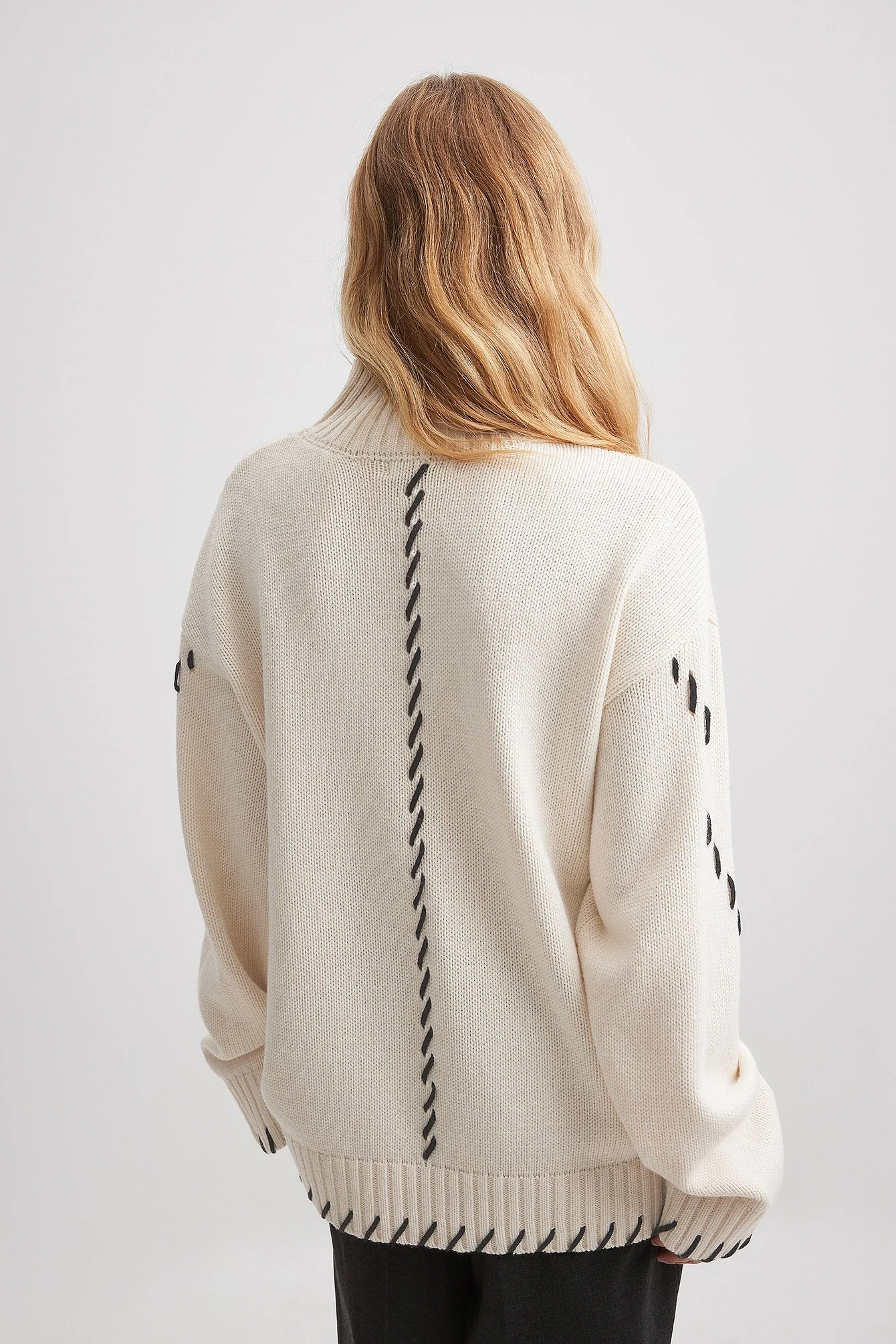 Gestrickter Pullover mit Kontrastnähten