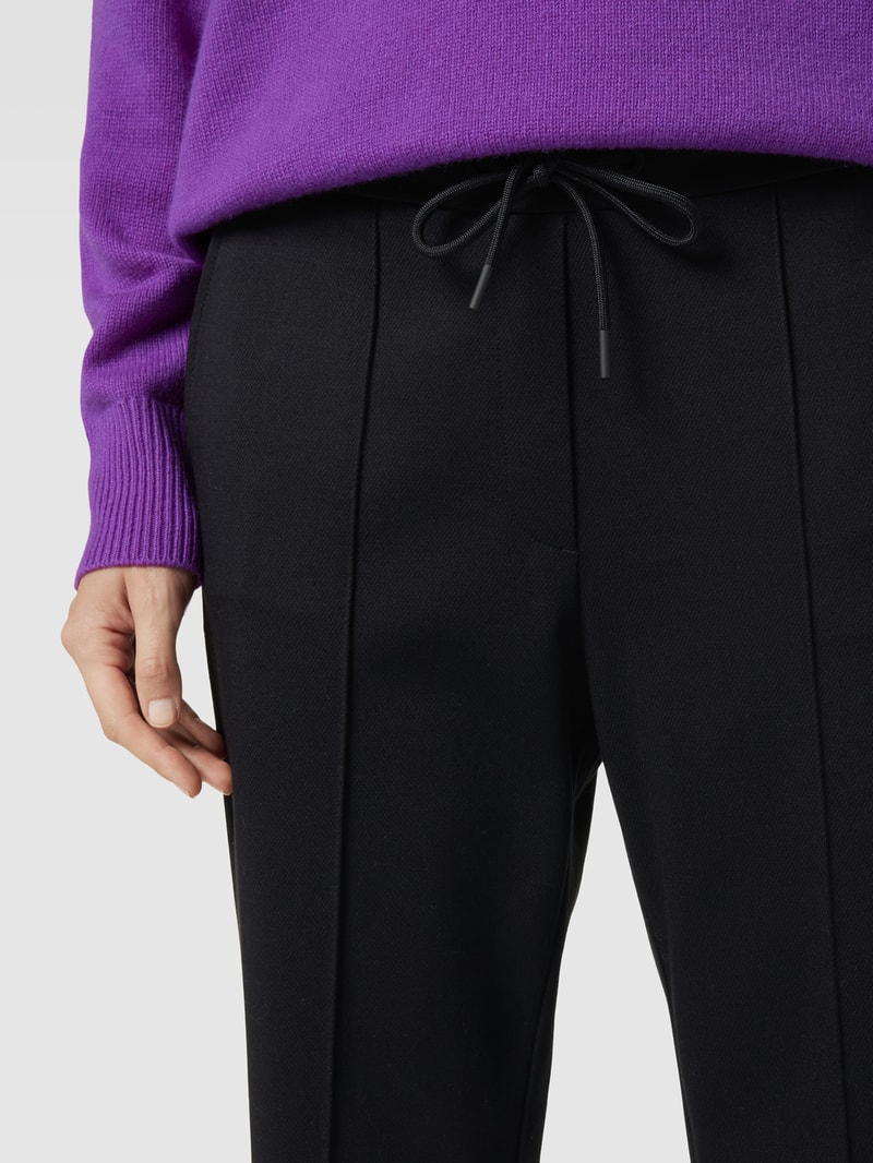 Sweatpants mit Ziernähten in schwarz