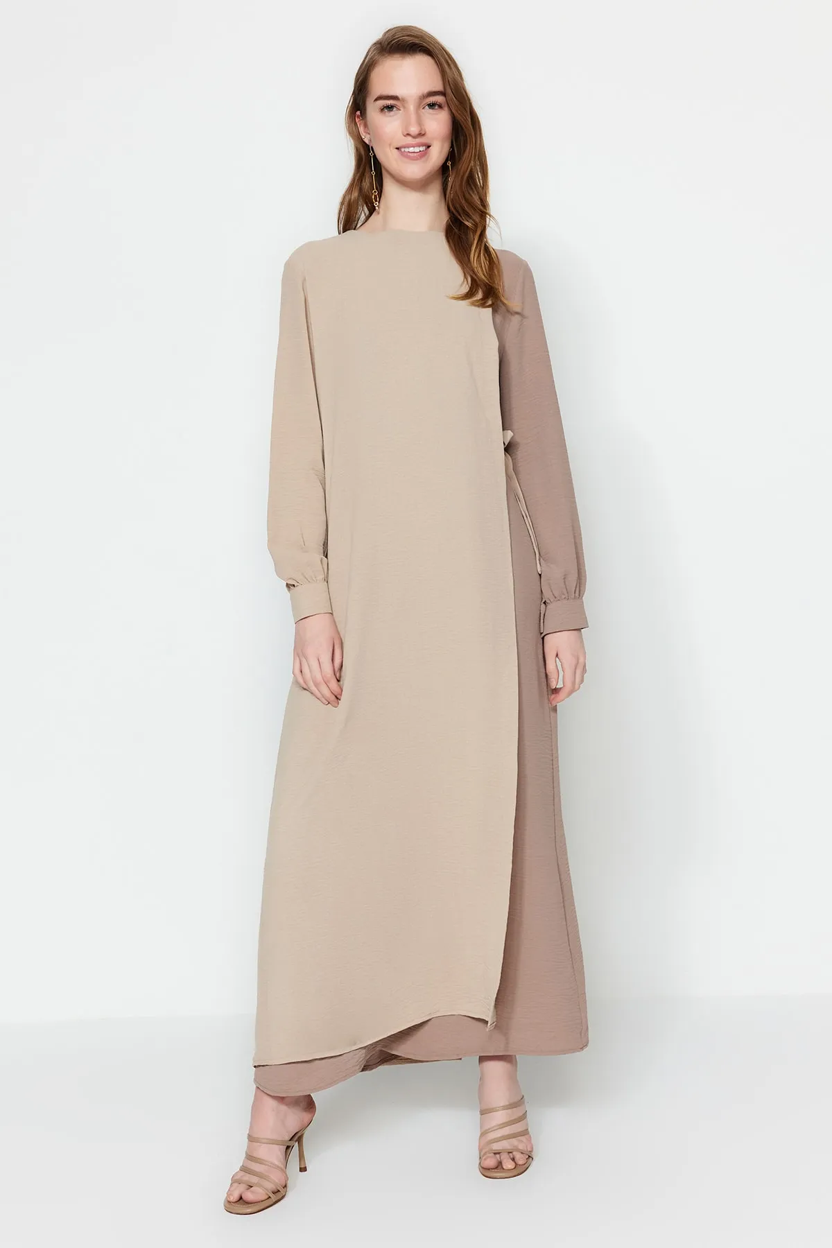 Trendyol Modest  Braunes Aerobin-Gewebtes Kleid mit Blockfarben und Taillenschnürung TCTSS23EB00106