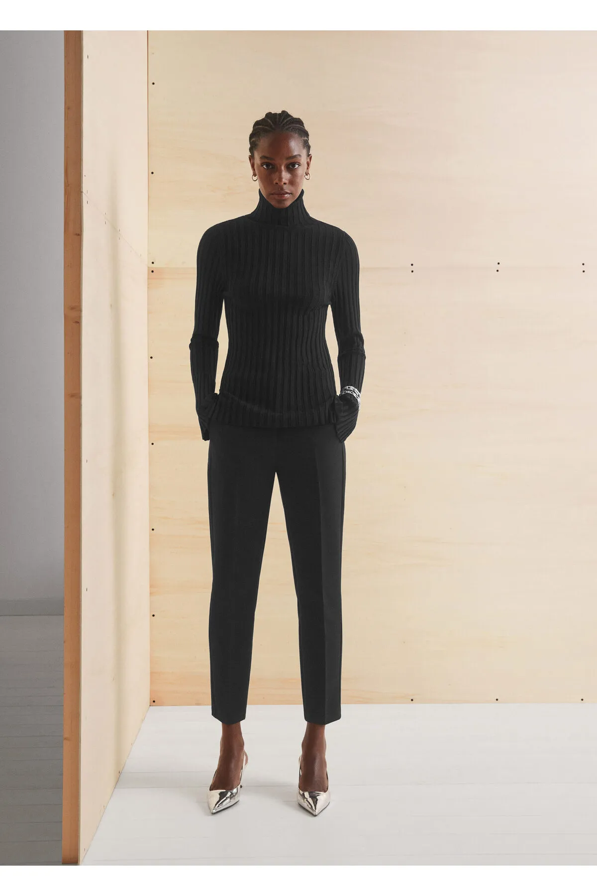 MANGO  Schwarze Damenhose 37074057