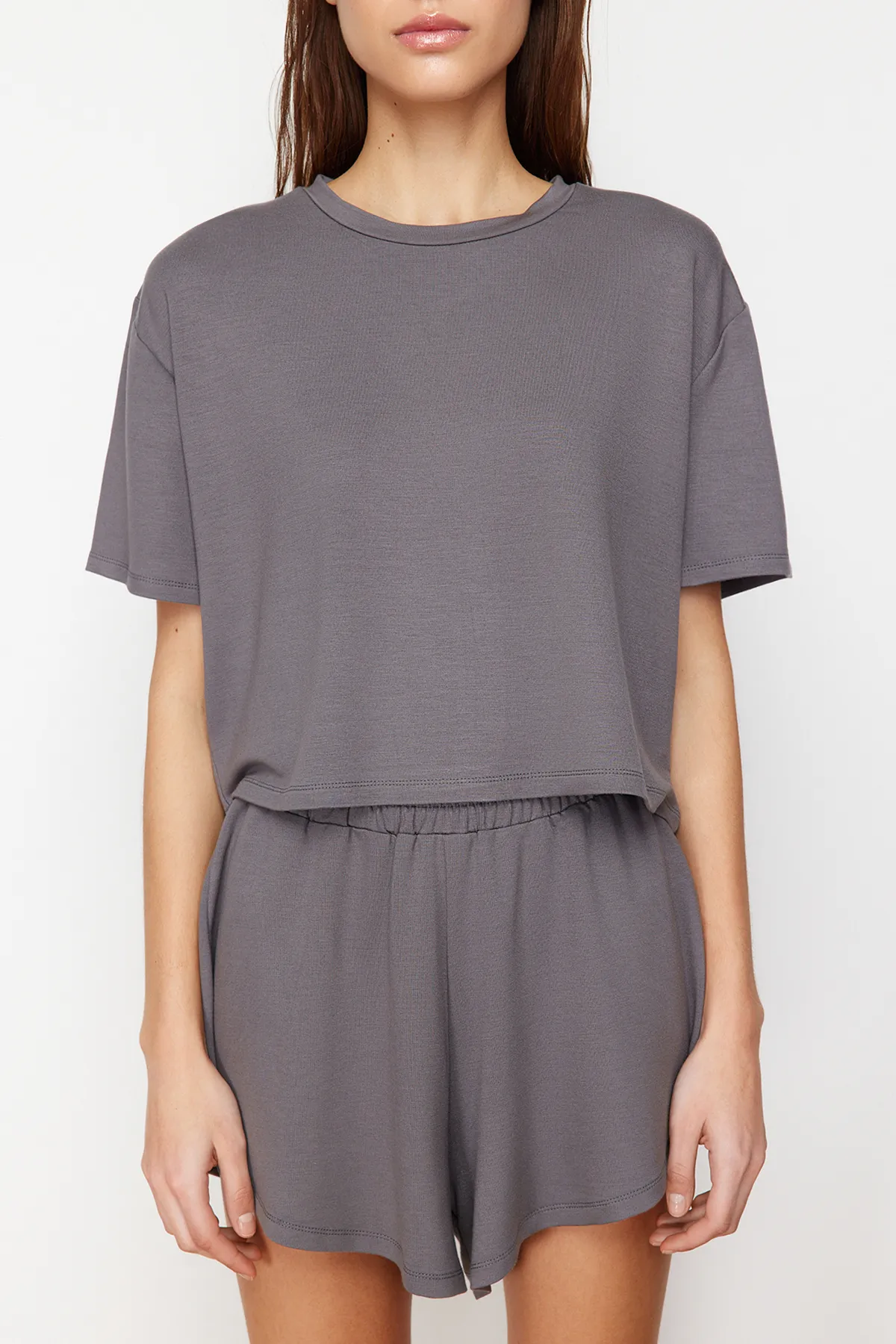 Trendyol Collection  Anthrazitfarbenes Set aus T-Shirt und Shorts mit weichen Knöpfen und Strickoberteil und -unterteil TWOSS24AU00056