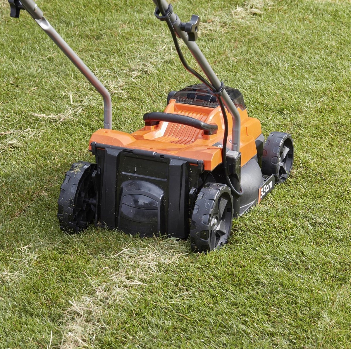 Black & Decker BCMW33184L2-QW fűnyíró 2 x 18 V 4.0 AH Li-ion akkumulátorral, 33 cm