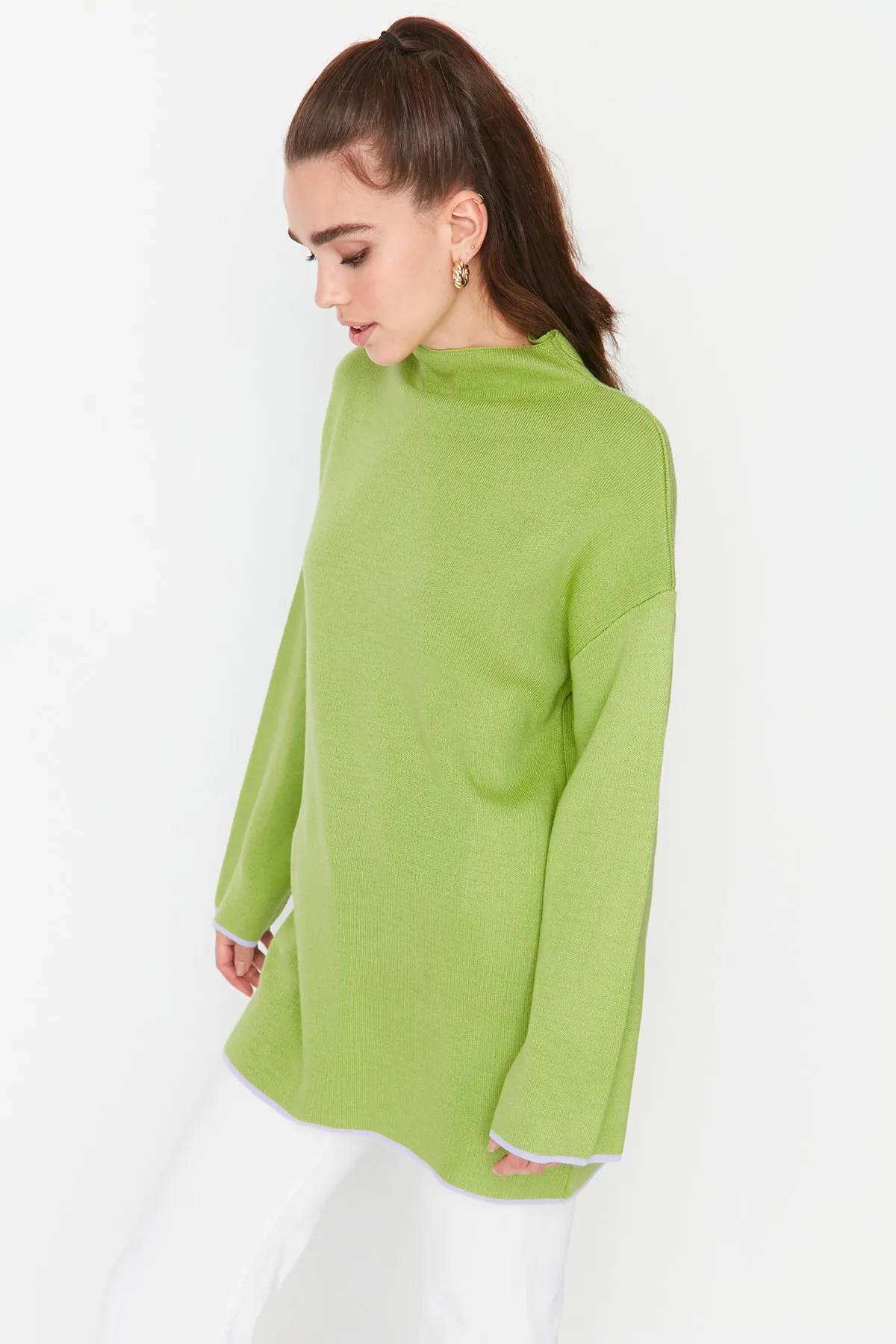 Trendyol Modest  Grüner Strickpullover mit Stehkragen und spanischen Ärmeln TCTAW23AK00002