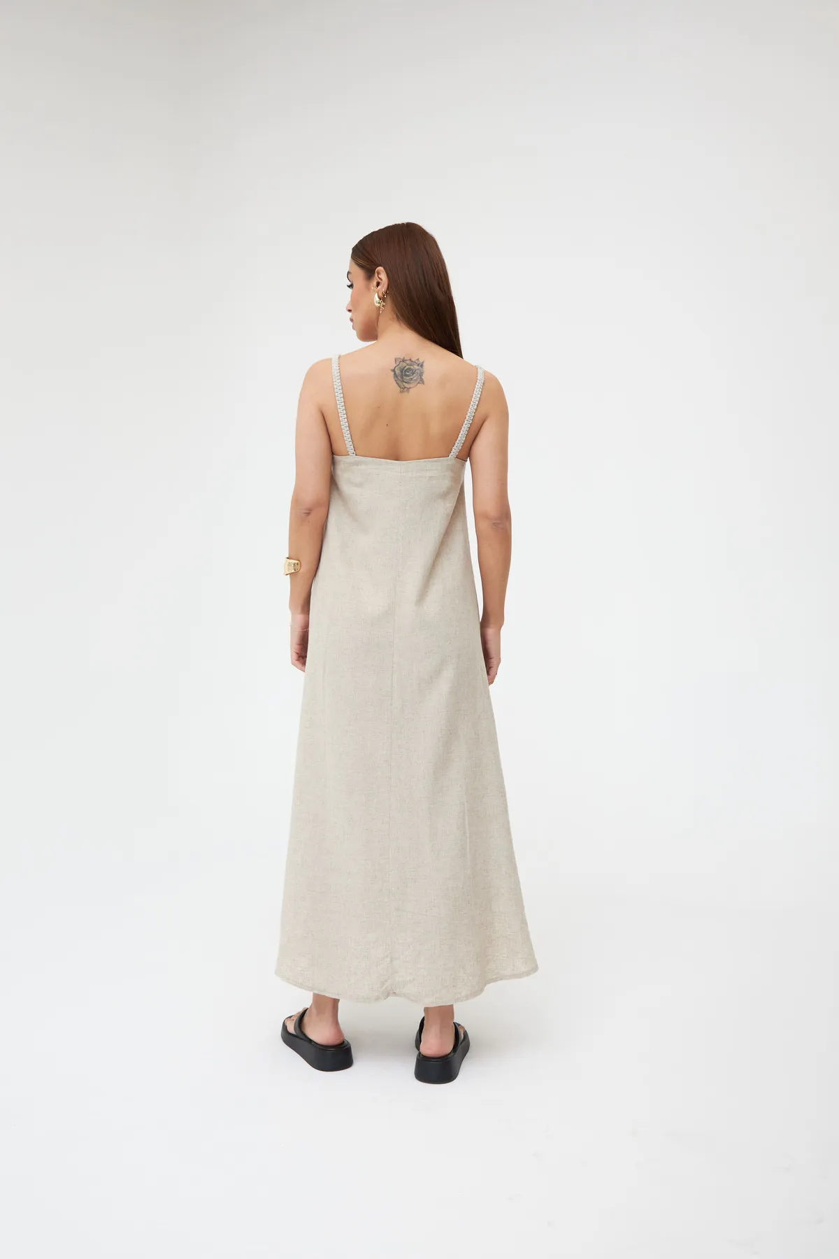 Laluvia  Langes Leinenkleid mit Strickriemen in Steinfarbe
