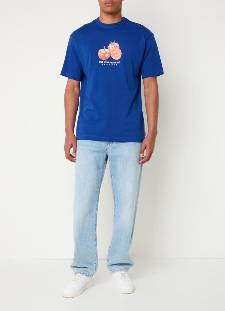 Tricou „Produs nou, original pe piață” cu logo și imprimeu pe spate.