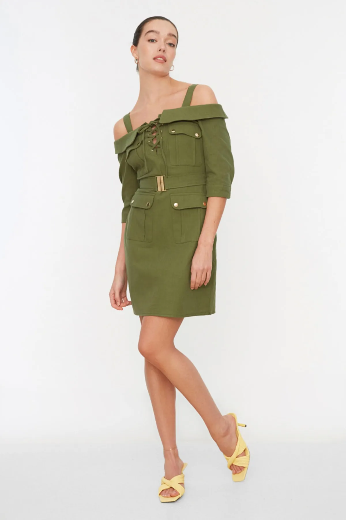 Trendyol Collection  Khakifarbenes, gewebtes Kleid mit Vogelaugenmuster und Gürtel TWOSS21EL1111