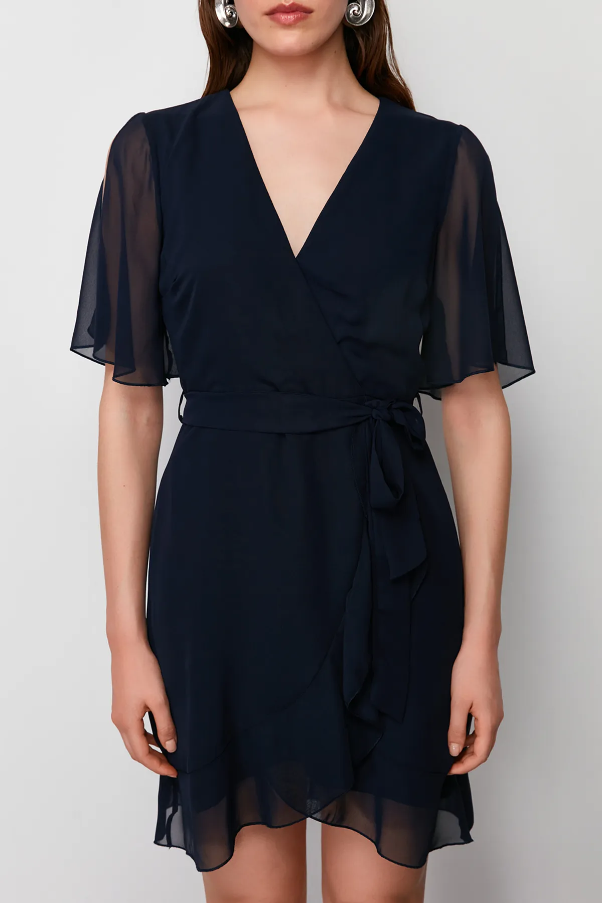 Trendyol Collection  Marineblaues, zweireihiges Minikleid aus gewebtem Chiffon mit Rüschendetail und Futter TWOSS24EL00742