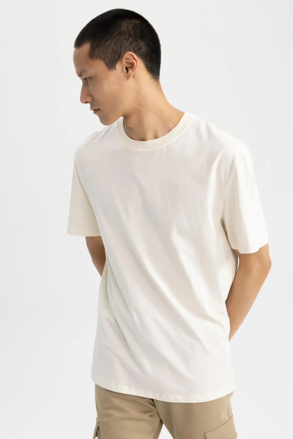 DeFacto  Neues Basic-T-Shirt mit Fahrradkragen und kurzen Ärmeln in normaler Passform, 100 % Baumwolle, V7699az23sp