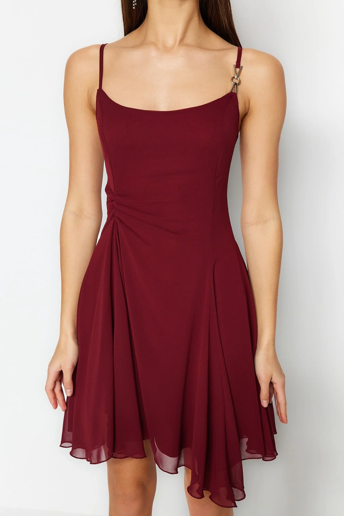 Trendyol Collection  Elegantes Abendkleid aus Burgunderrot mit offener Taille/Skater-Chiffon TPRSS23EL00033