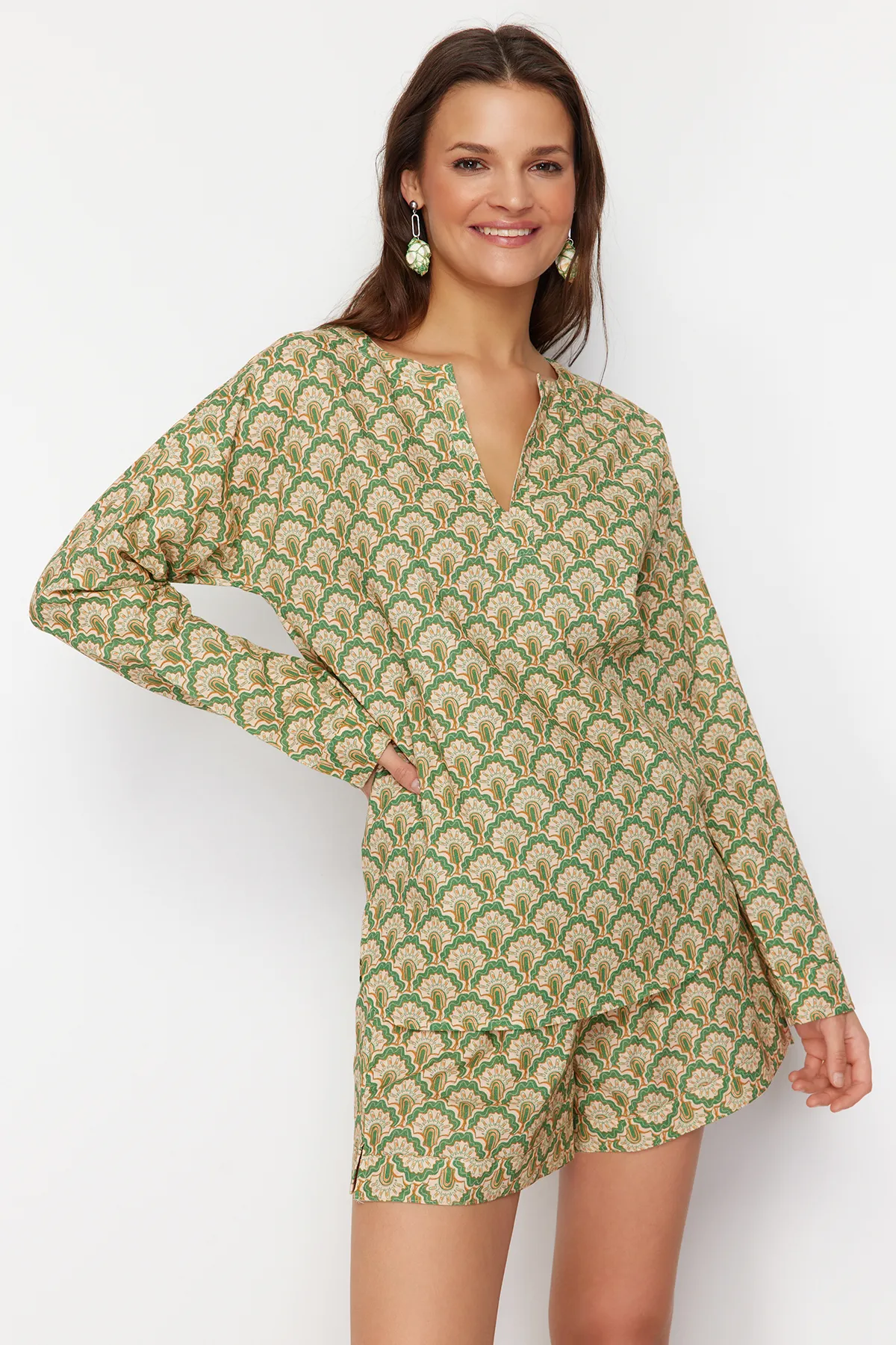 Trendyol Collection  Set aus gewebter Bluse und Shorts mit ethnischem Muster TBESS24AU00052