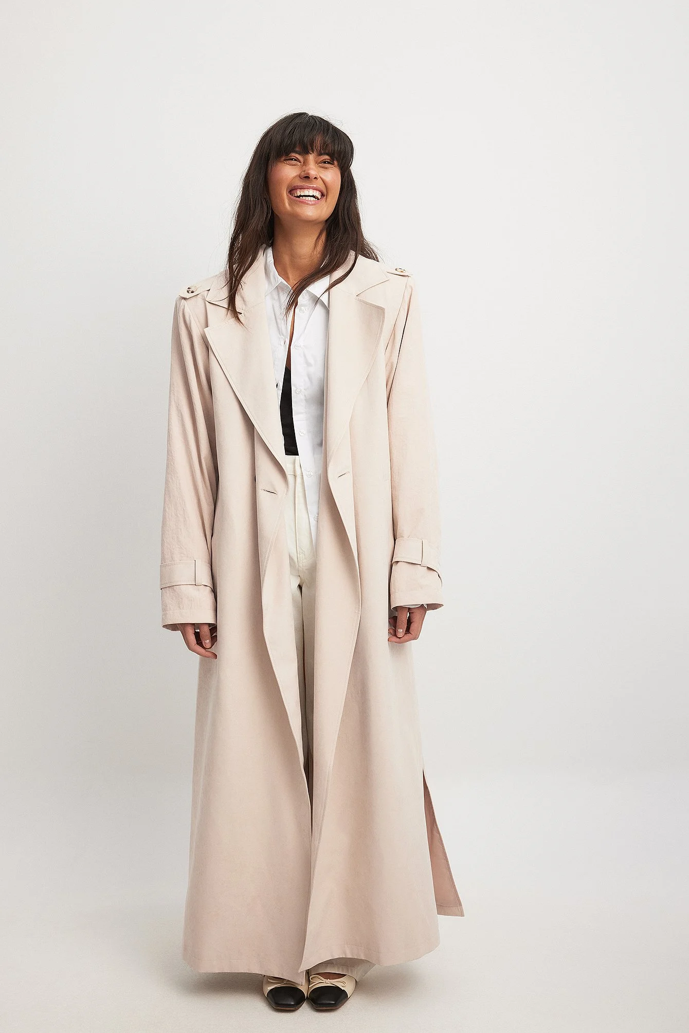 Langer Trenchcoat mit Schulterpolstern