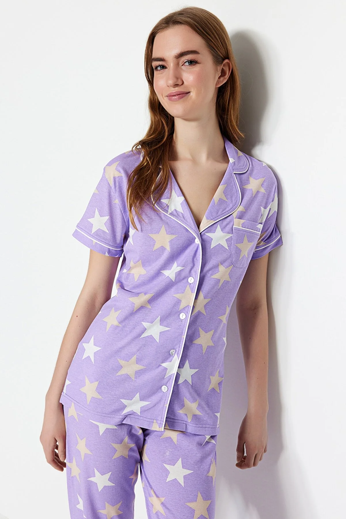 Trendyol Collection  Gestricktes Pyjama-Set aus Hemd und Hose aus fliederfarbener Baumwolle mit Sternenmuster THMSS21PT0786