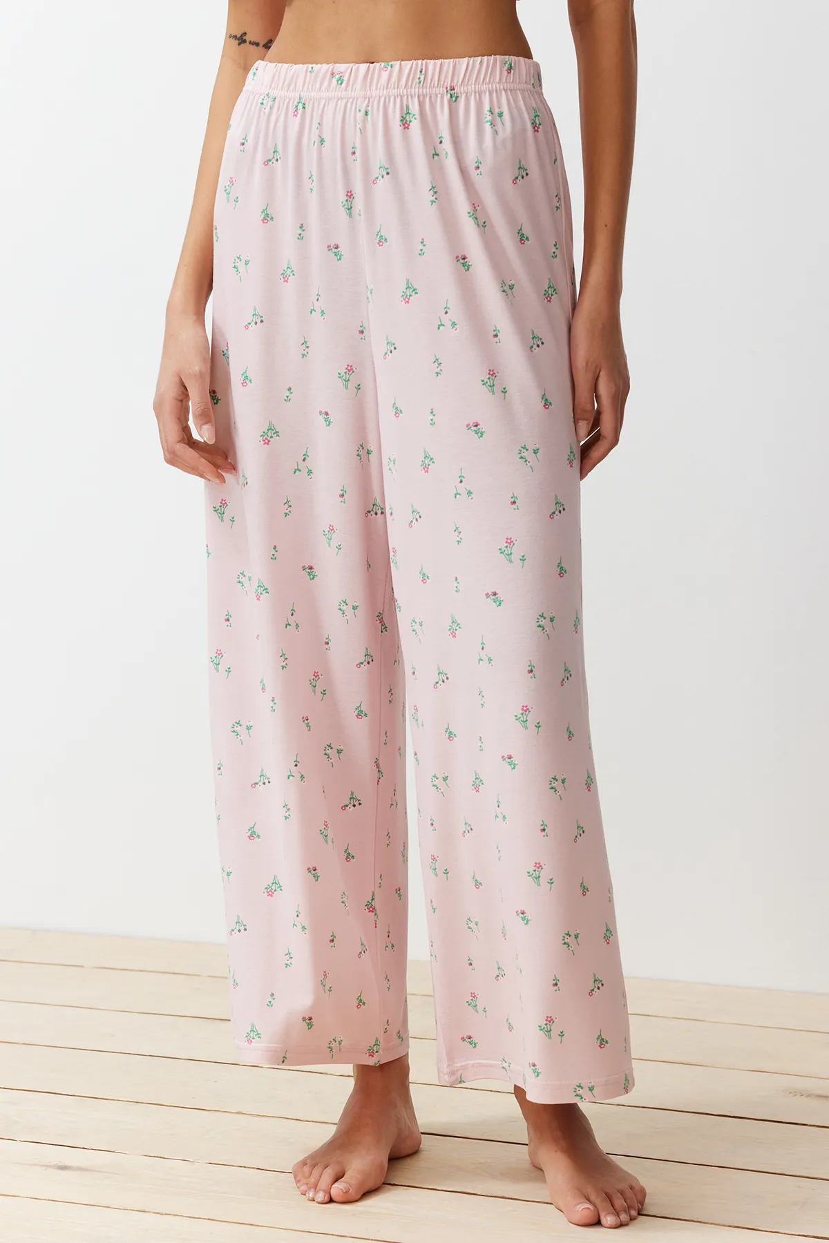 Trendyol Collection  Puder-mehrfarbiges Pyjama-Set aus Strick mit Blumenmuster THMSS24PT00231