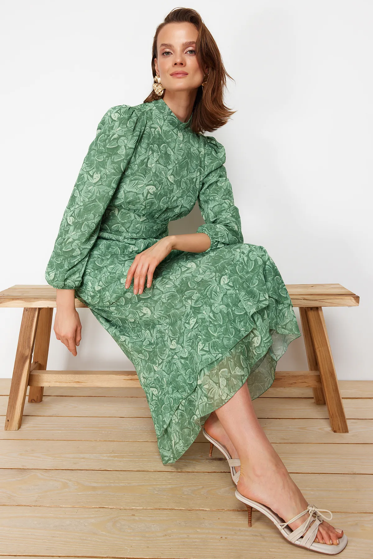 Trendyol Modest  Khakifarbenes Kleid aus gewebtem Chiffon mit Blumenrock und Rüschenfutter TCTSS23EB00160