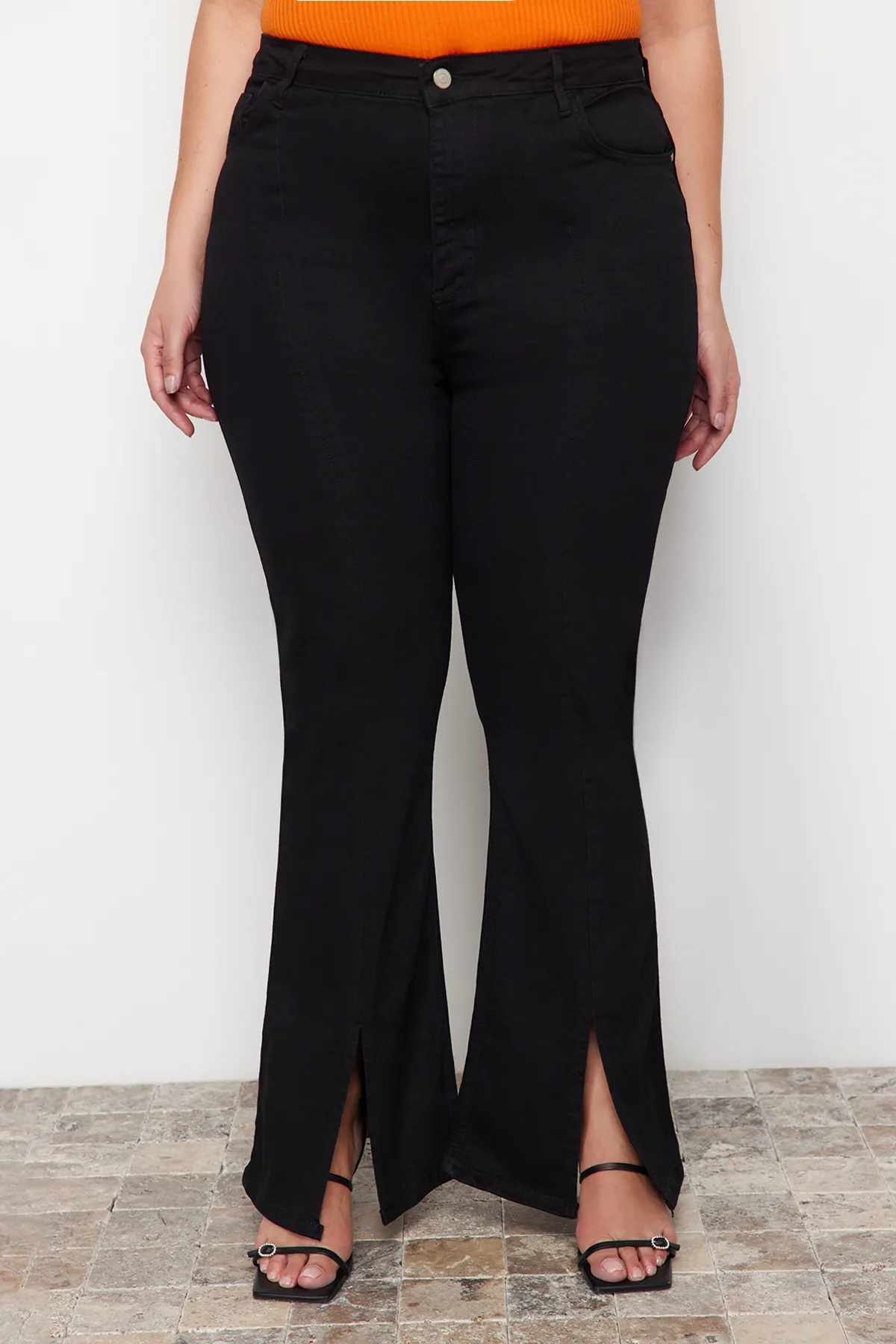 Trendyol Curve  Schwarze Denim-Jeans mit Schlitz und Details TBBAW23CJ00038
