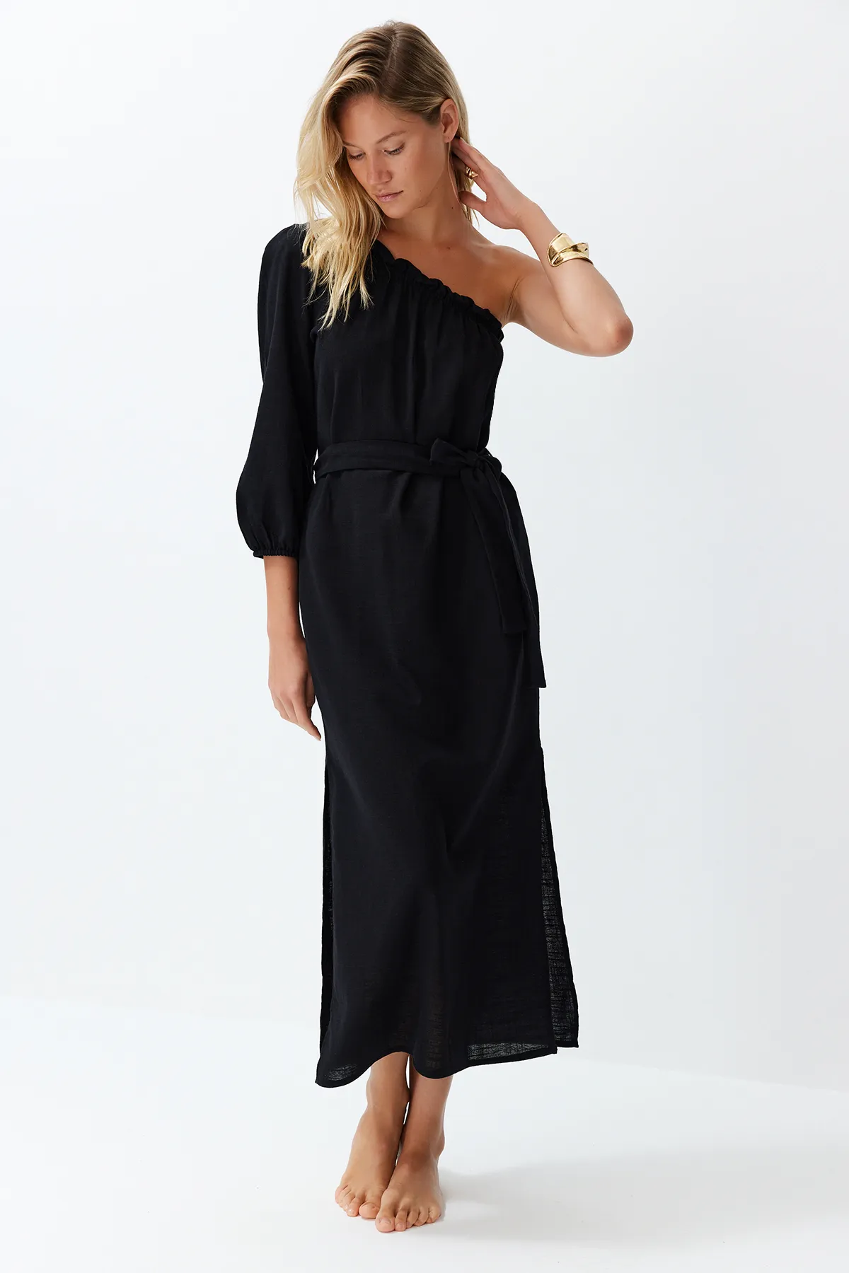 Trendyol Collection  Schwarzes Maxi-Strandkleid aus einer gewebten Leinenmischung mit Gürtel und Gürtel TBESS24EL00066