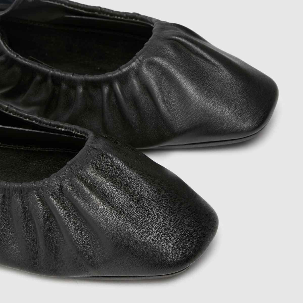 Schuh Lindy – Svarta ballerinaskor i läder med rynka detaljer