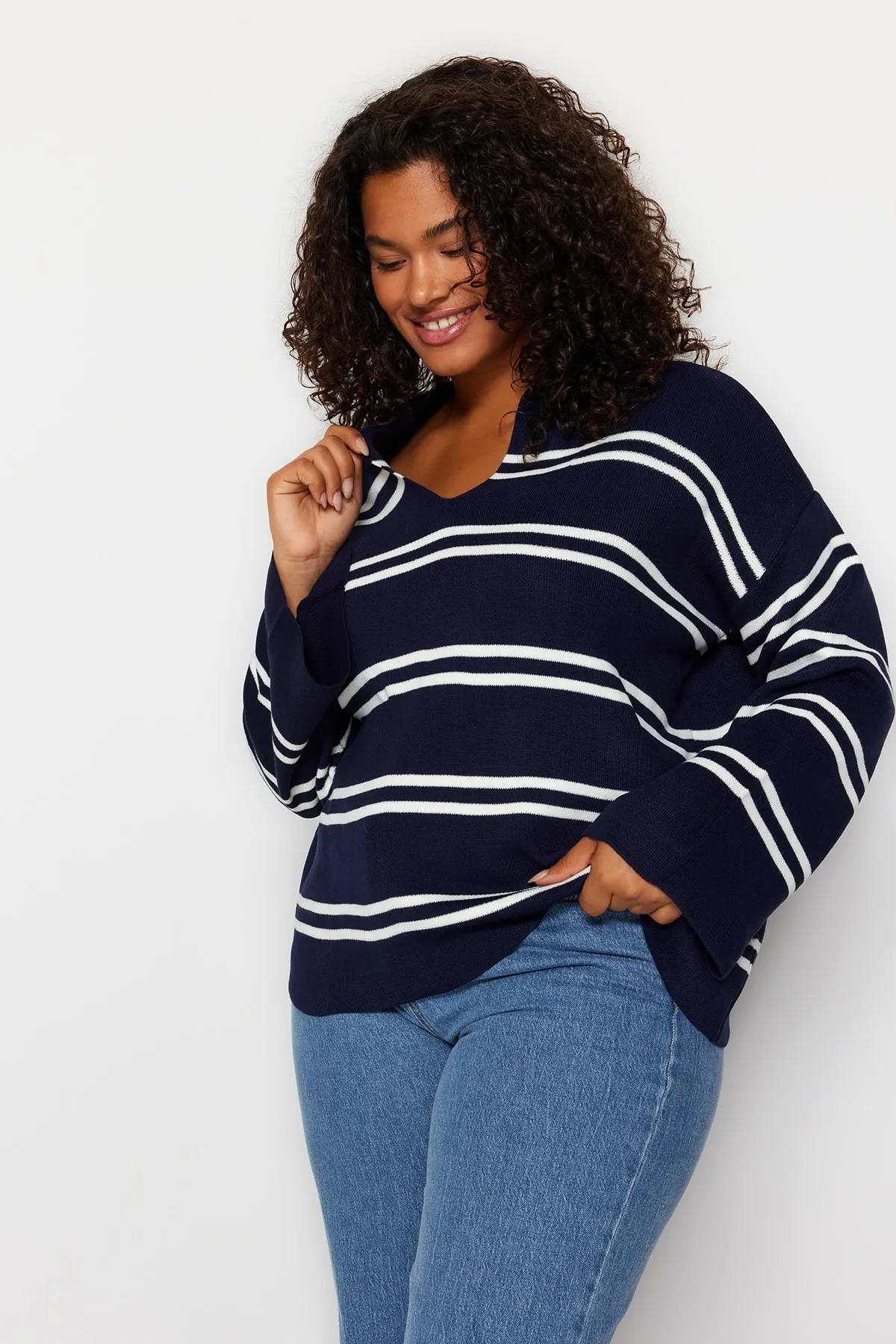 Trendyol Curve  Marineblauer gestreifter Strickpullover TBBAW24AN00013