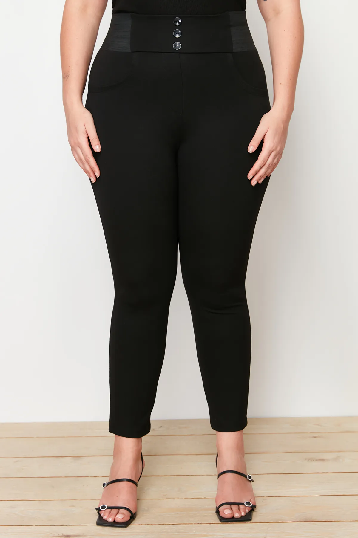 Trendyol Curve  Schwarze Skinny-Strickhose mit elastischem Bund TBBAW23AR00023