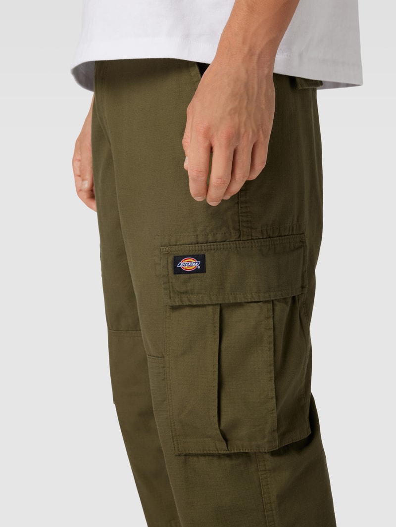 Cargohose mit großen Taschen und Label-Detail in schlamm