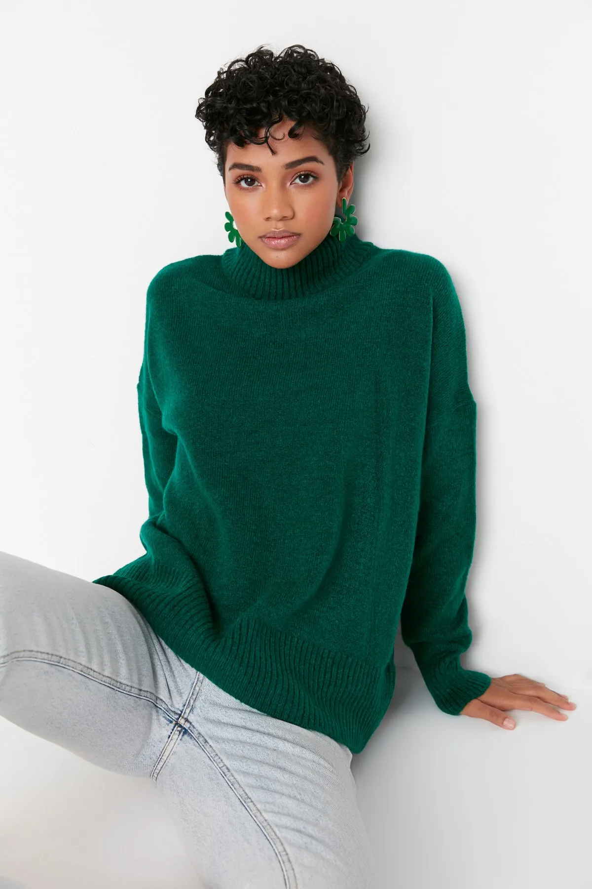 Trendyol Collection  Smaragdgrüner, weich strukturierter Strickpullover mit Stehkragen und weiter Passform TWOAW23KZ00469