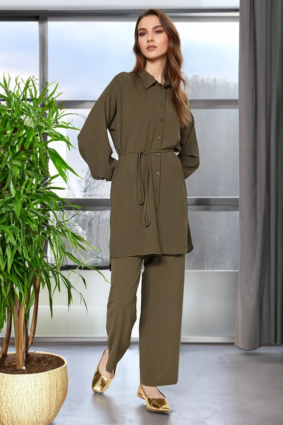 Trendyol Modest  Khakifarbenes Aerobin-Hemd-Hosen-Set aus gewebtem Stoff mit Gürtel TCTSS23US00018