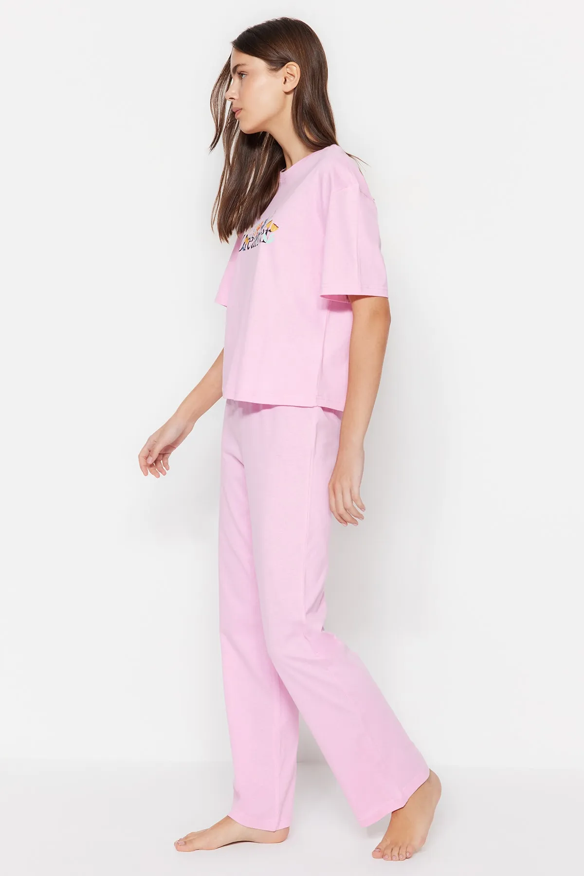 Trendyol Collection  Hellrosa gestricktes Pyjama-Set aus 100 % Baumwolle mit Slogan-Aufdruck und T-Shirt-Hose THMSS23PT00134