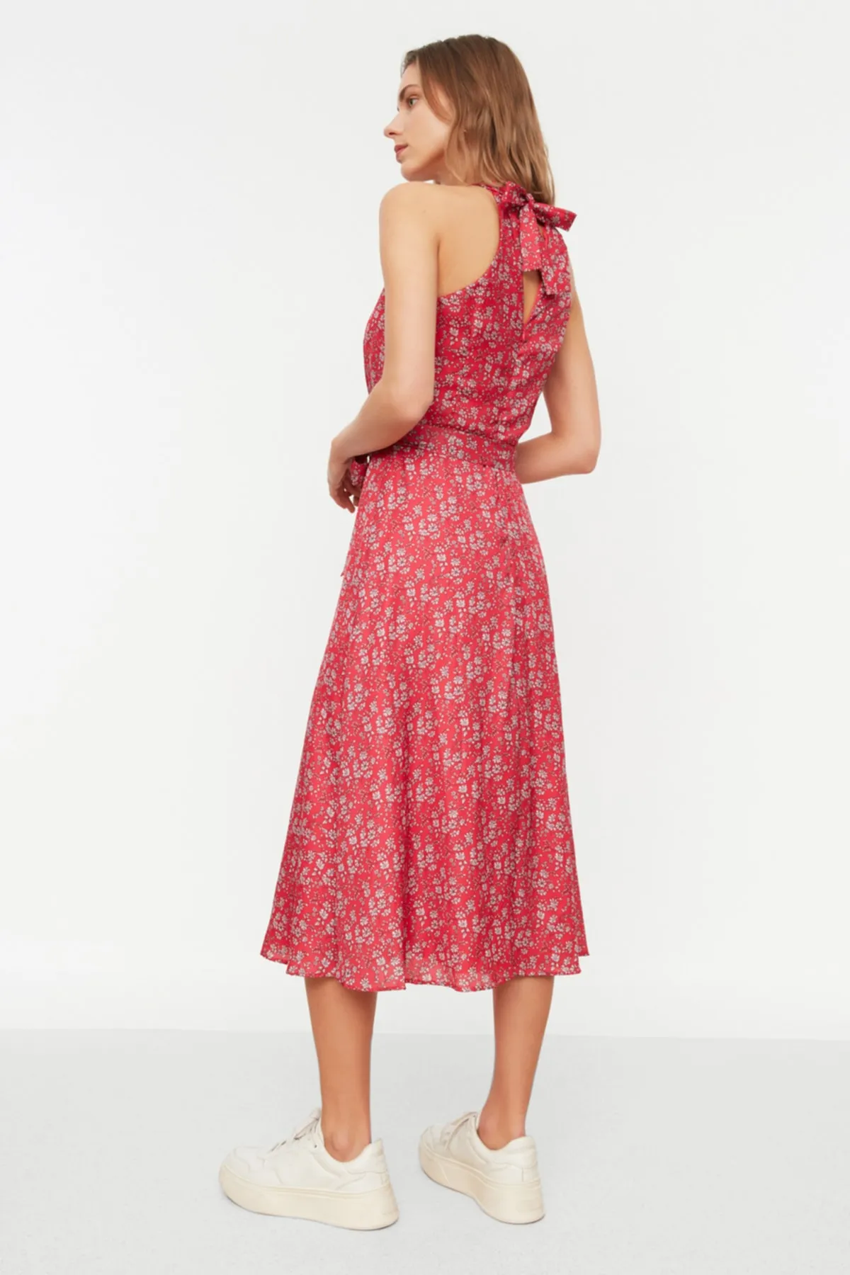 Trendyol Collection  Rosafarbenes, ärmelloses, gewebtes Kleid in A-Linie mit Gürtel und Neckholder und Blumendruck TWOSS20EL2536