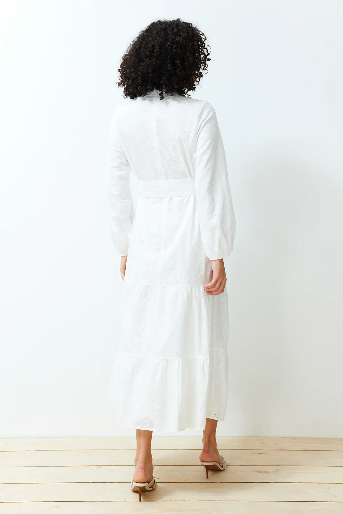 Trendyol Modest  Weißes, gewebtes Kleid mit Stehkragen, Stickerei und Spitzenfutter TCTSS24EB00053