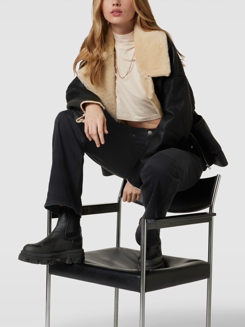 Bootcut Jeans mit Label-Details in schwarz