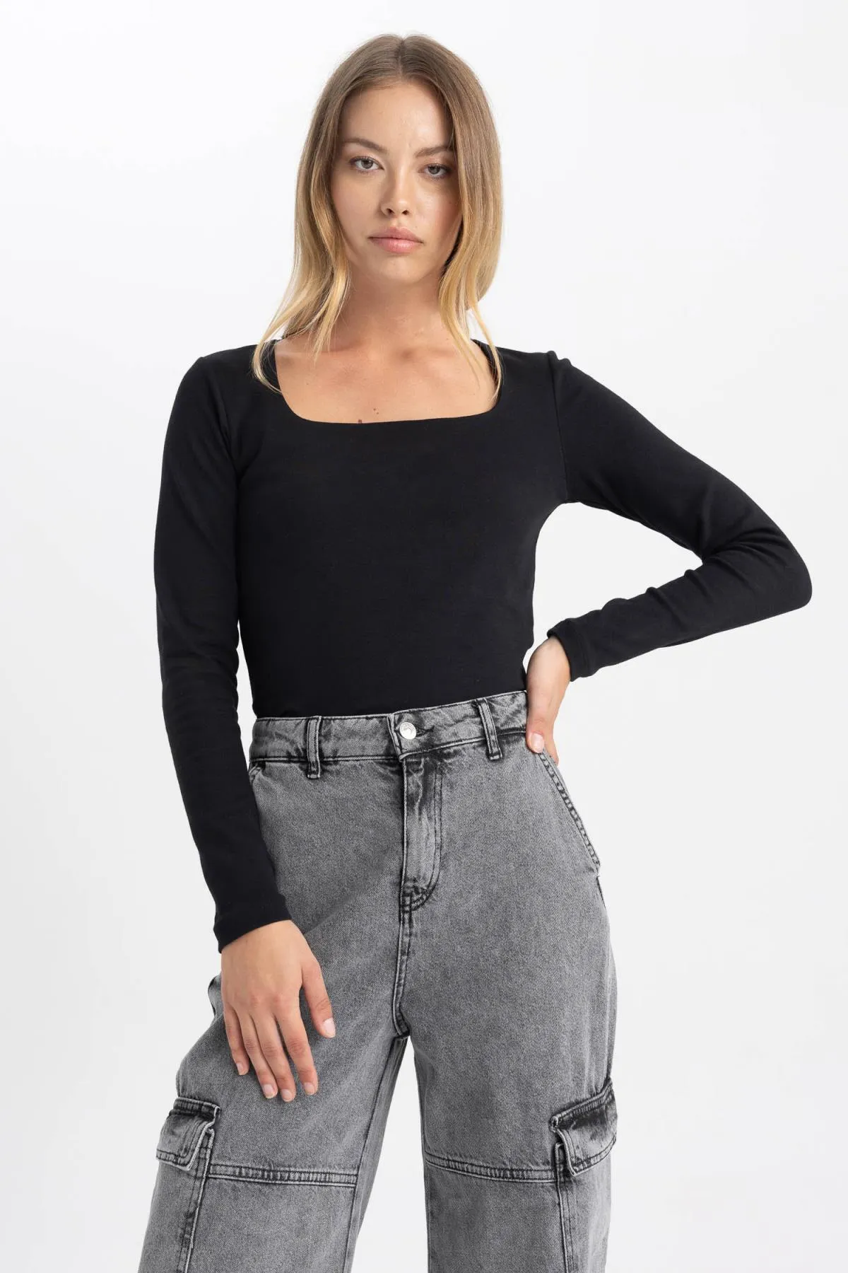 DeFacto  Slim Fit T-Shirt mit eckigem Ausschnitt und langen Ärmeln B2067ax23au