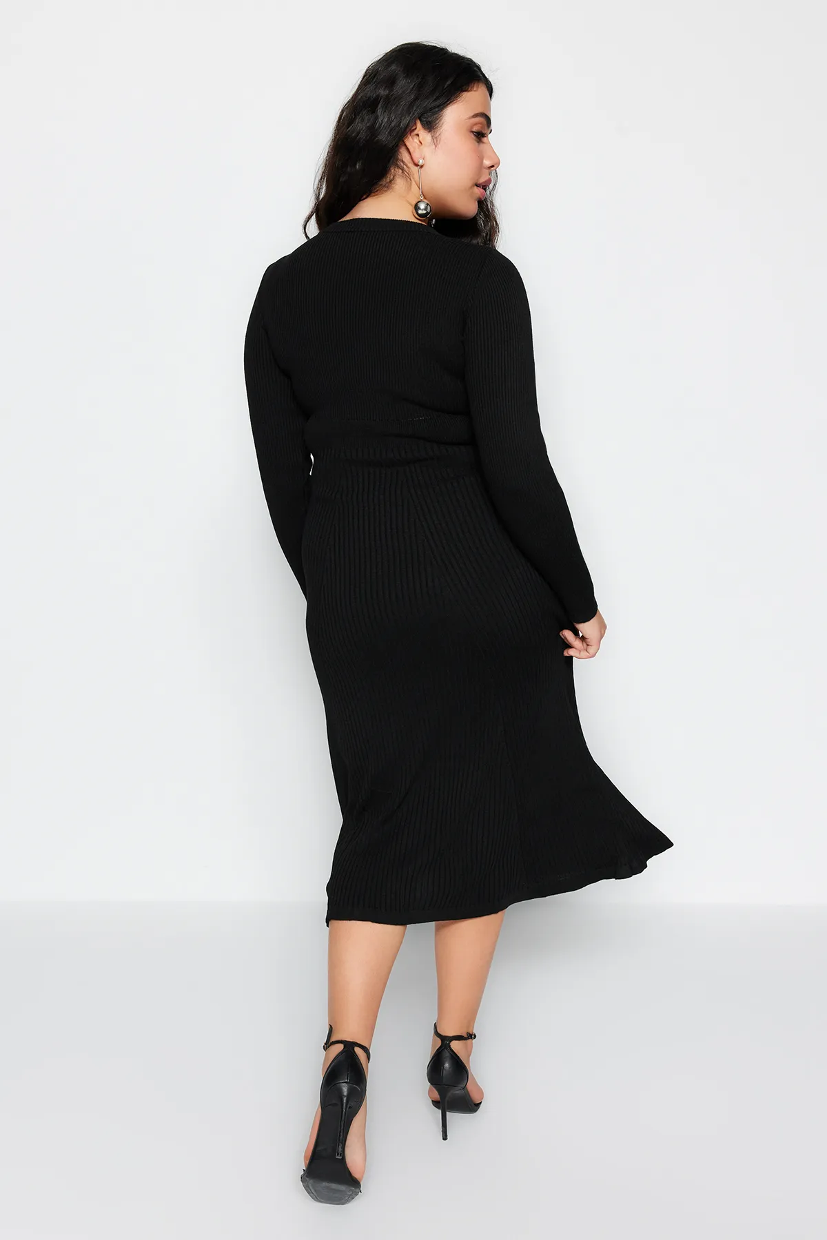 Trendyol Curve  Schwarzes Midi-Strickkleid mit Rundhalsausschnitt TBBAW24AH00021