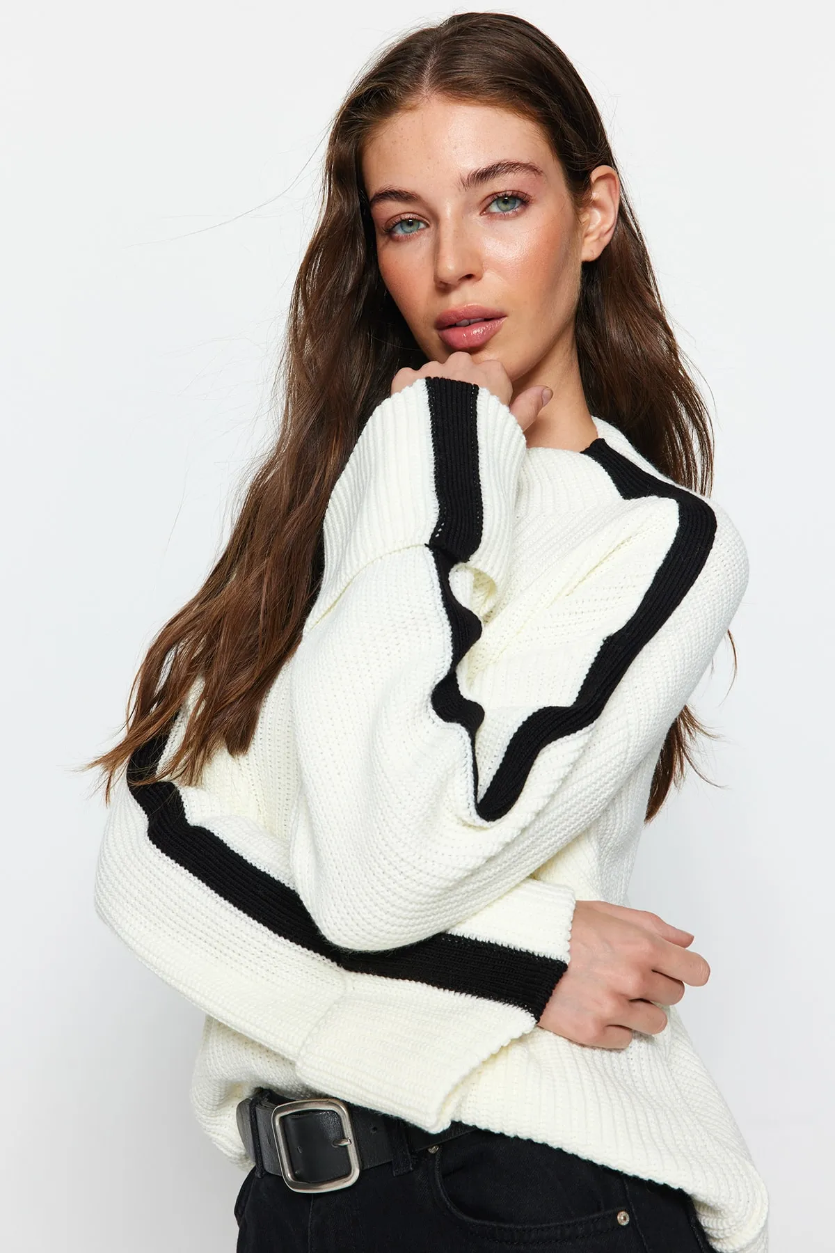 Trendyol Collection  Ecrufarbener Strickpullover mit weiten Ärmeln und umgeschlagenen Ärmeln TWOAW24KZ00663