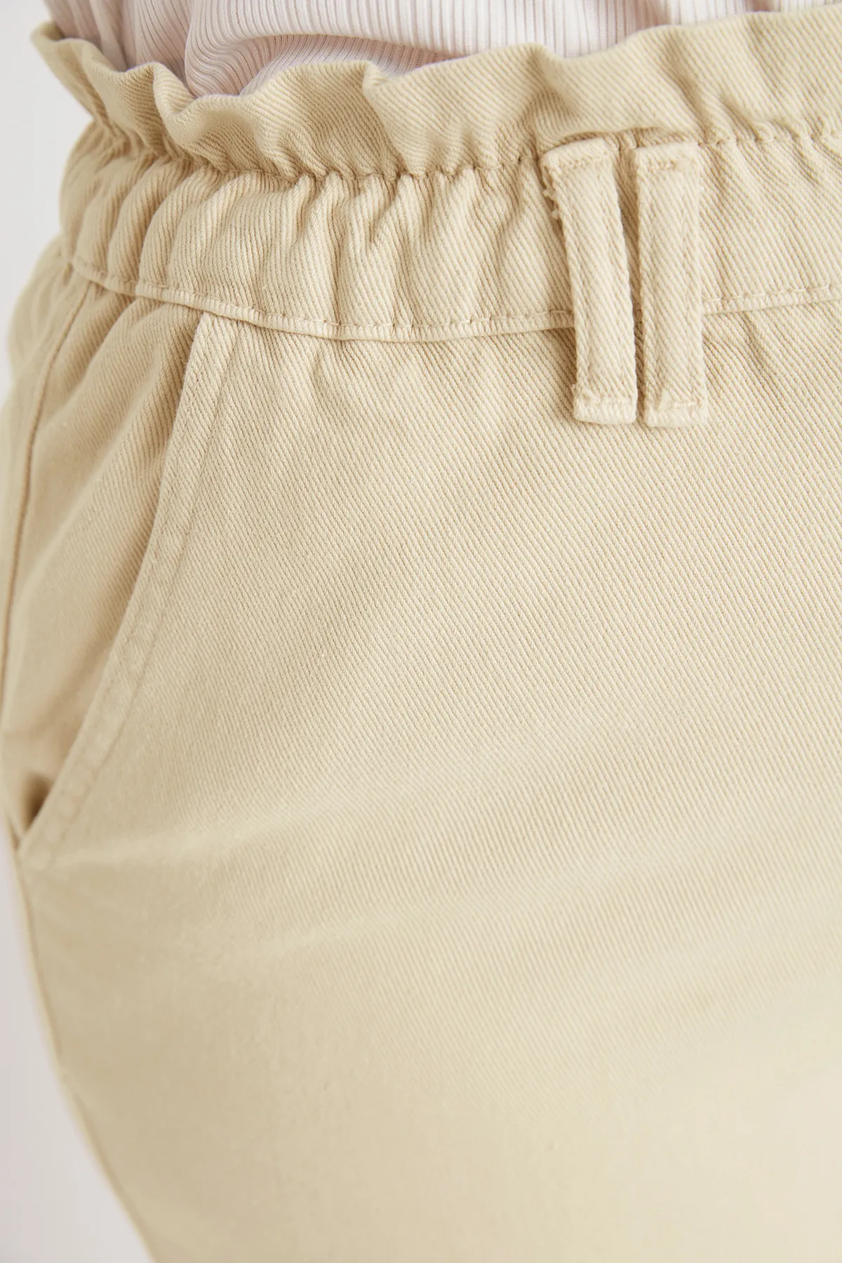 Trendyol Curve  Beige Mom-Jeans mit hoher Taille und elastischem Bund TBBAW23CJ00037