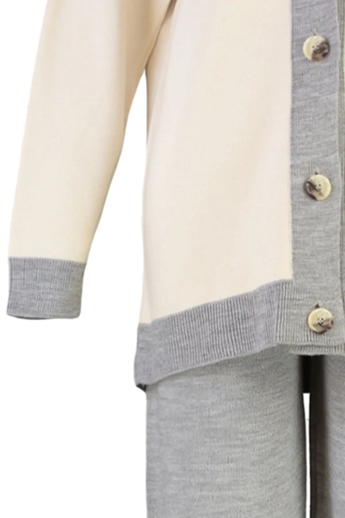 Trendyol Modest  Graues Strickset mit Cardigan und Hose und Streifendetail TCTAW22AU0156