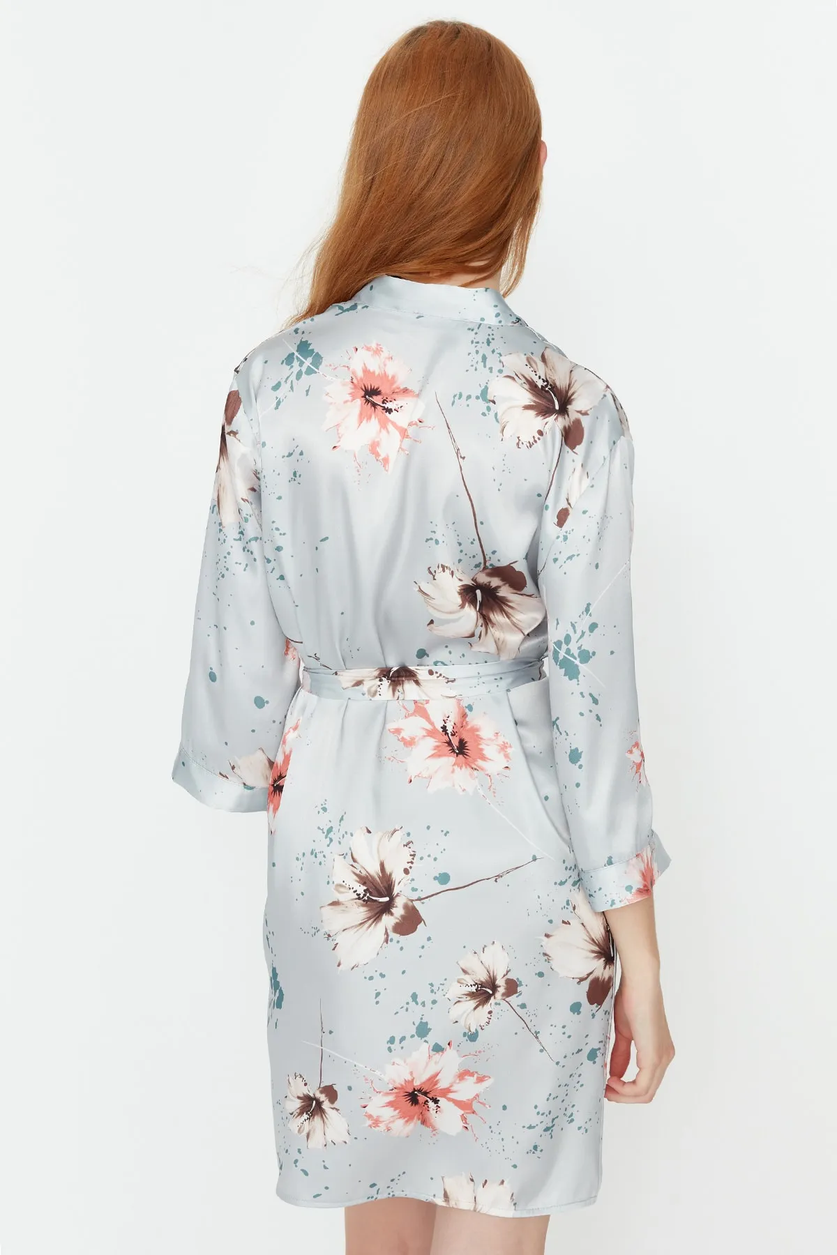 Trendyol Collection  Grauer Morgenmantel aus gewebtem Satin mit Blumenmuster und Gürtel THMSS21SB0005