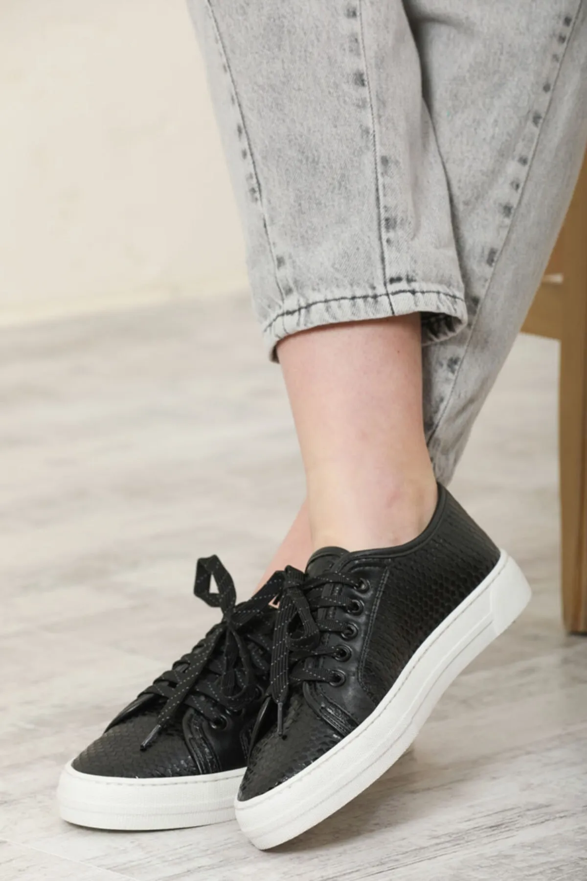 LETOON  2135 – Schwarze Freizeit-Sportschuhe für Damen