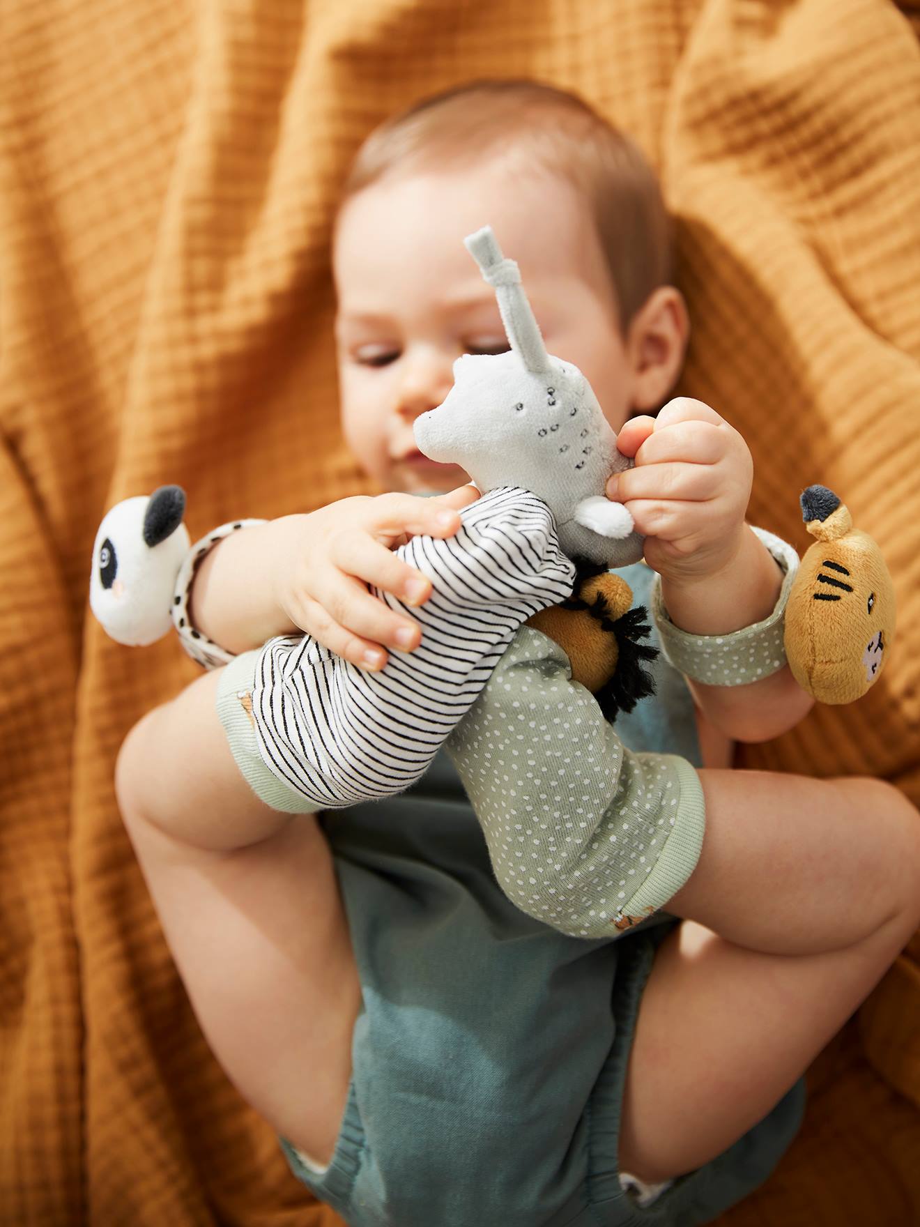 Doudou en gaze de coton + hochet en bois PETIT DINO multicolore