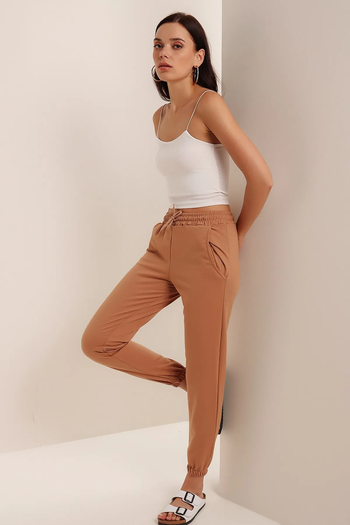 HAKKE  Hellbraune Jogginghose für Damen mit Taschen