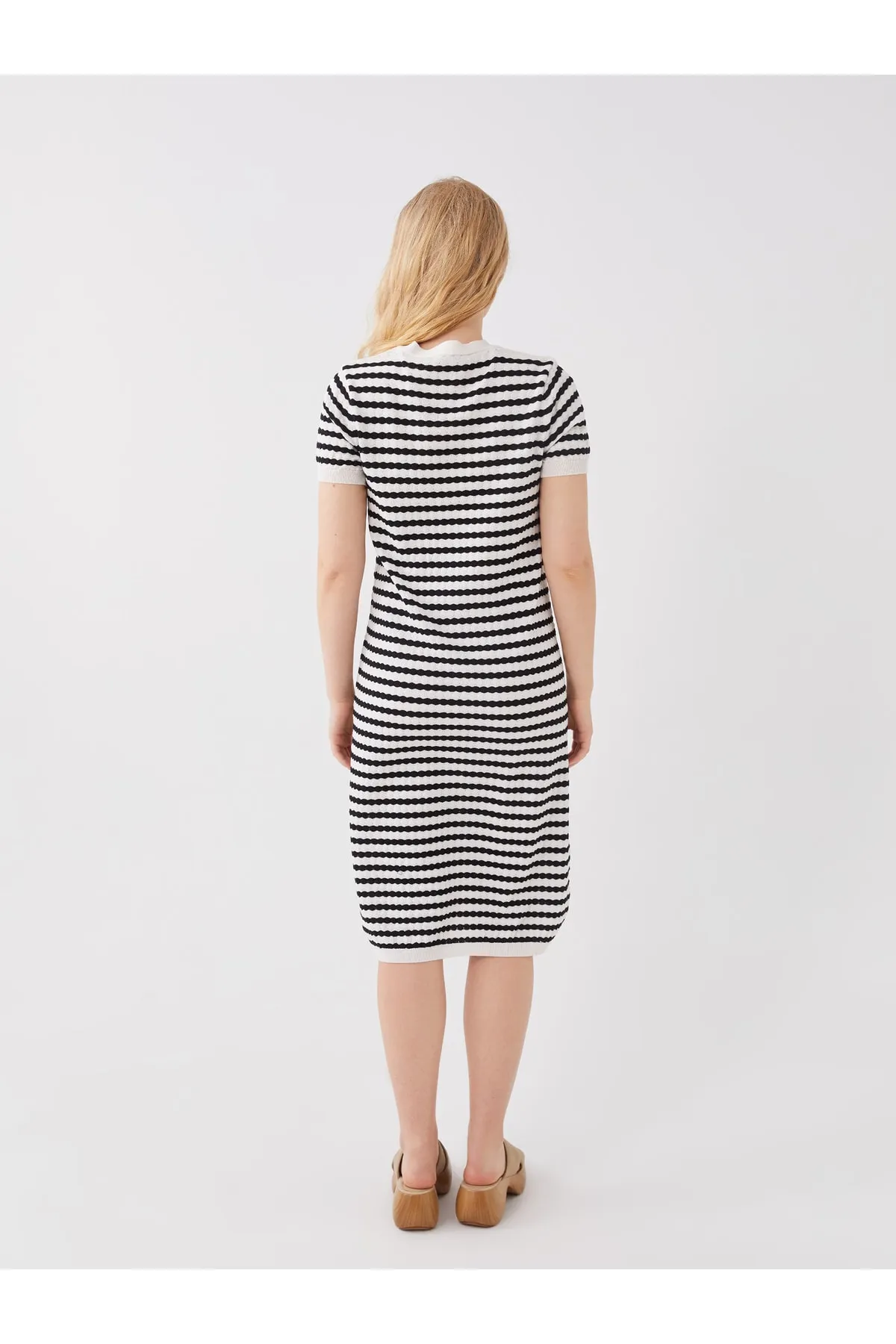 LC Waikiki  Gemustertes, kurzärmliges Damenkleid mit V-Ausschnitt