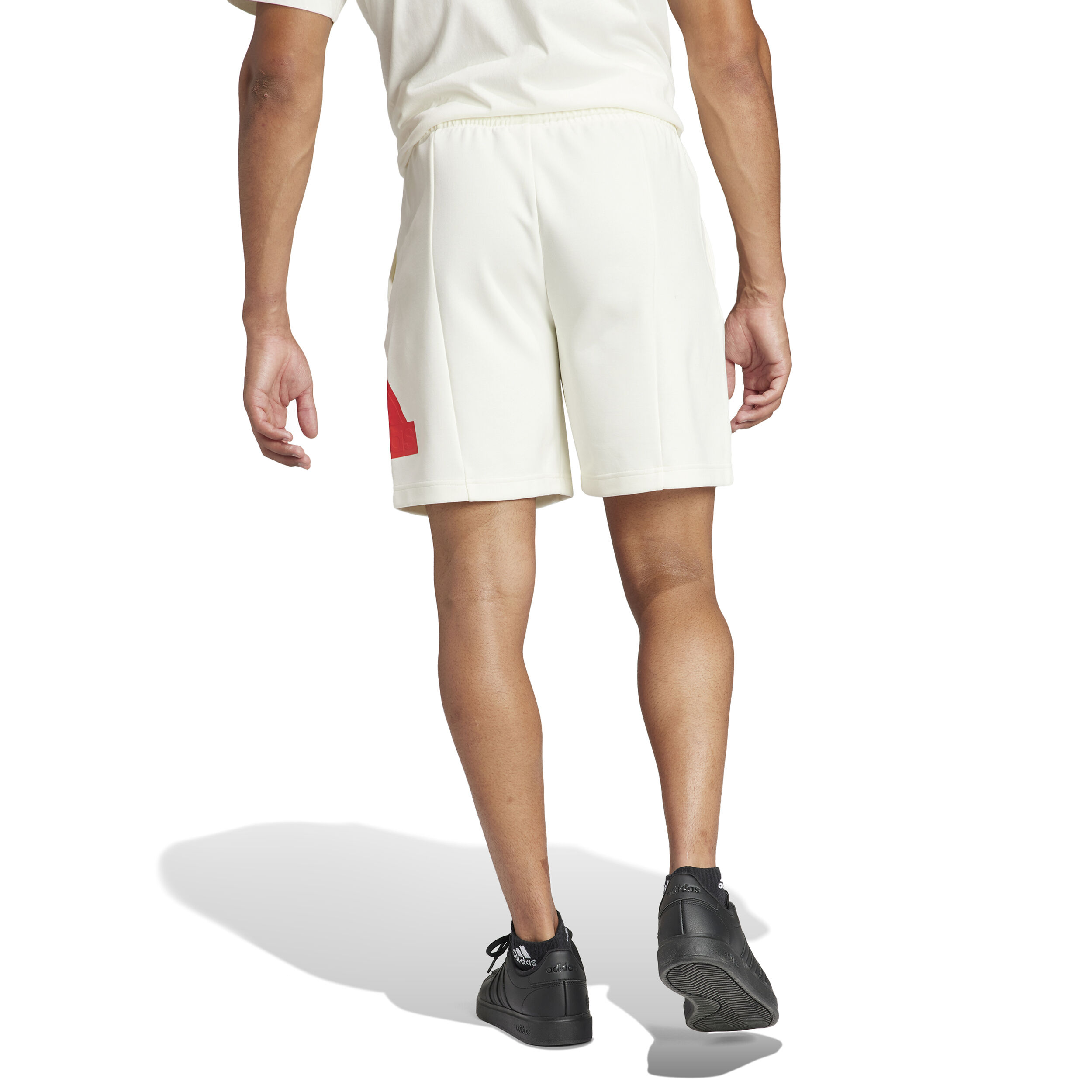 Future Icon Badge Of Sport Shorts Herren - Creme, Rot