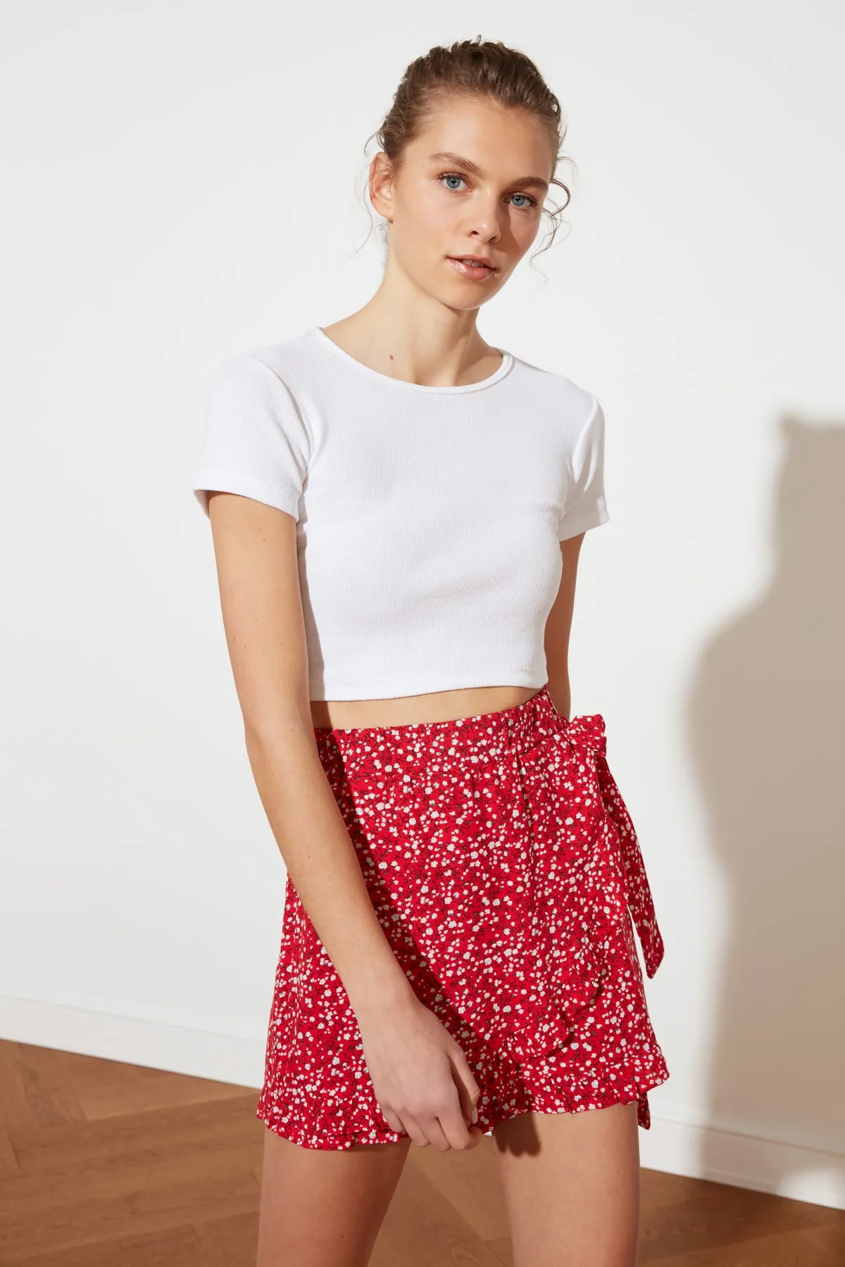 Trendyol Collection  Roter zweireihiger Shortsrock aus gewebter Viskose mit Rüschen und Blumenmuster TWOSS21SR0090