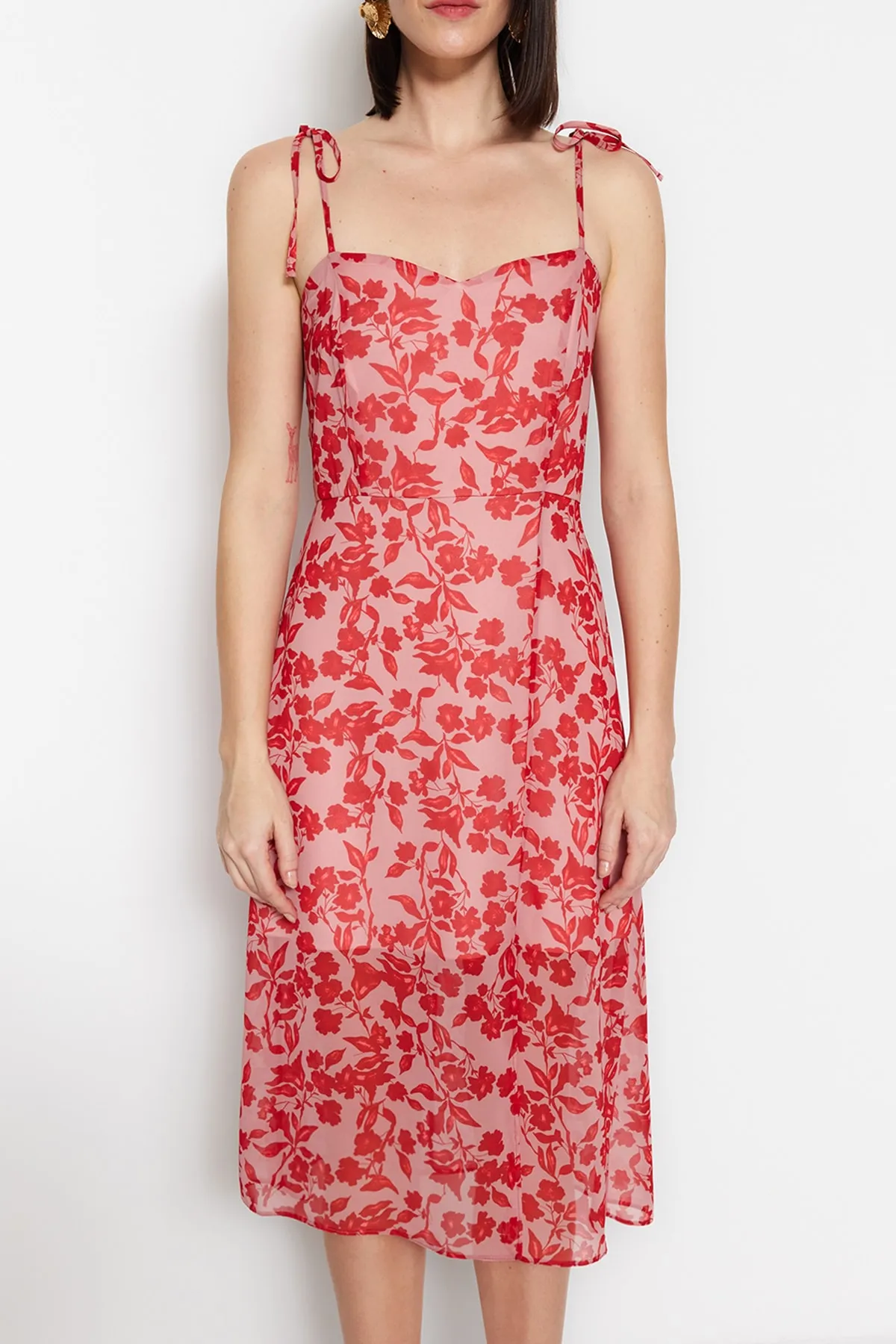 Trendyol Collection  Rotes gewebtes Midi-Kleid mit gefüttertem Blumenmuster TWOSS23EL01660