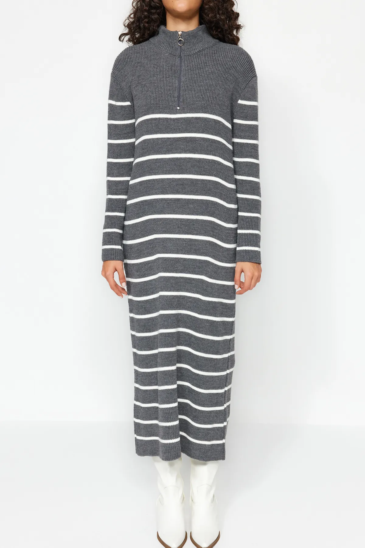 Trendyol Modest  Anthrazitfarbenes Strickkleid mit Streifen und Reißverschluss TCTAW24EB00019