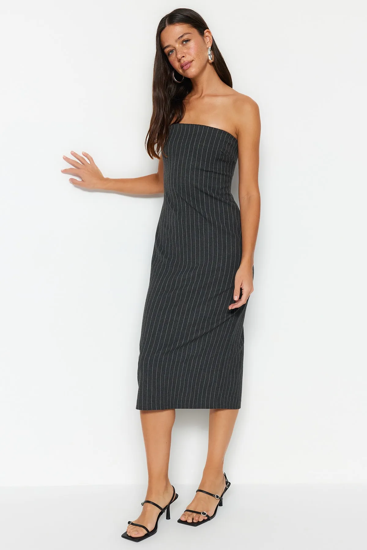 Trendyol Collection  Anthrazitfarbenes, trägerloses, gewebtes, gestreiftes Minikleid TWOSS23EL02342