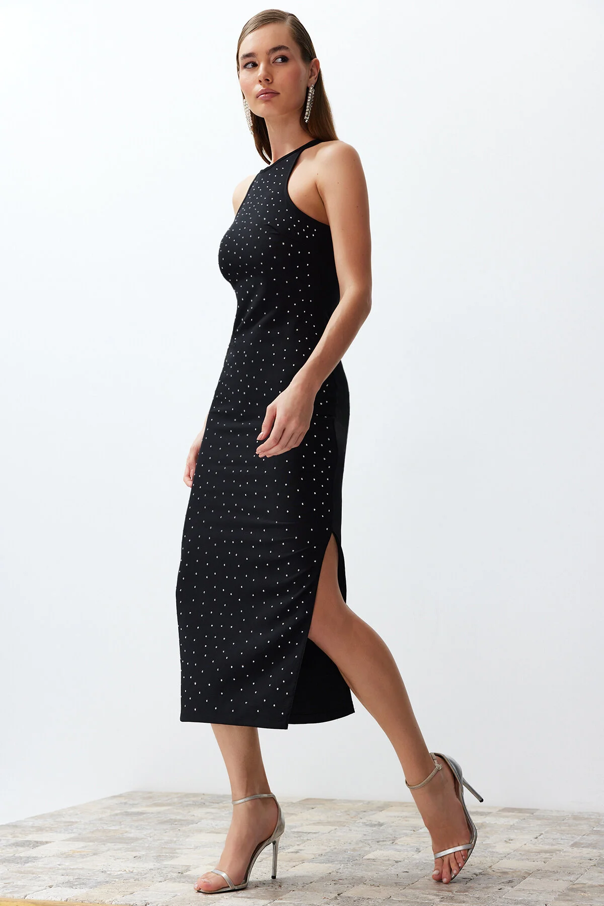 Trendyol Collection  Stilvolles schwarzes Abendkleid mit glänzendem Steindetail
