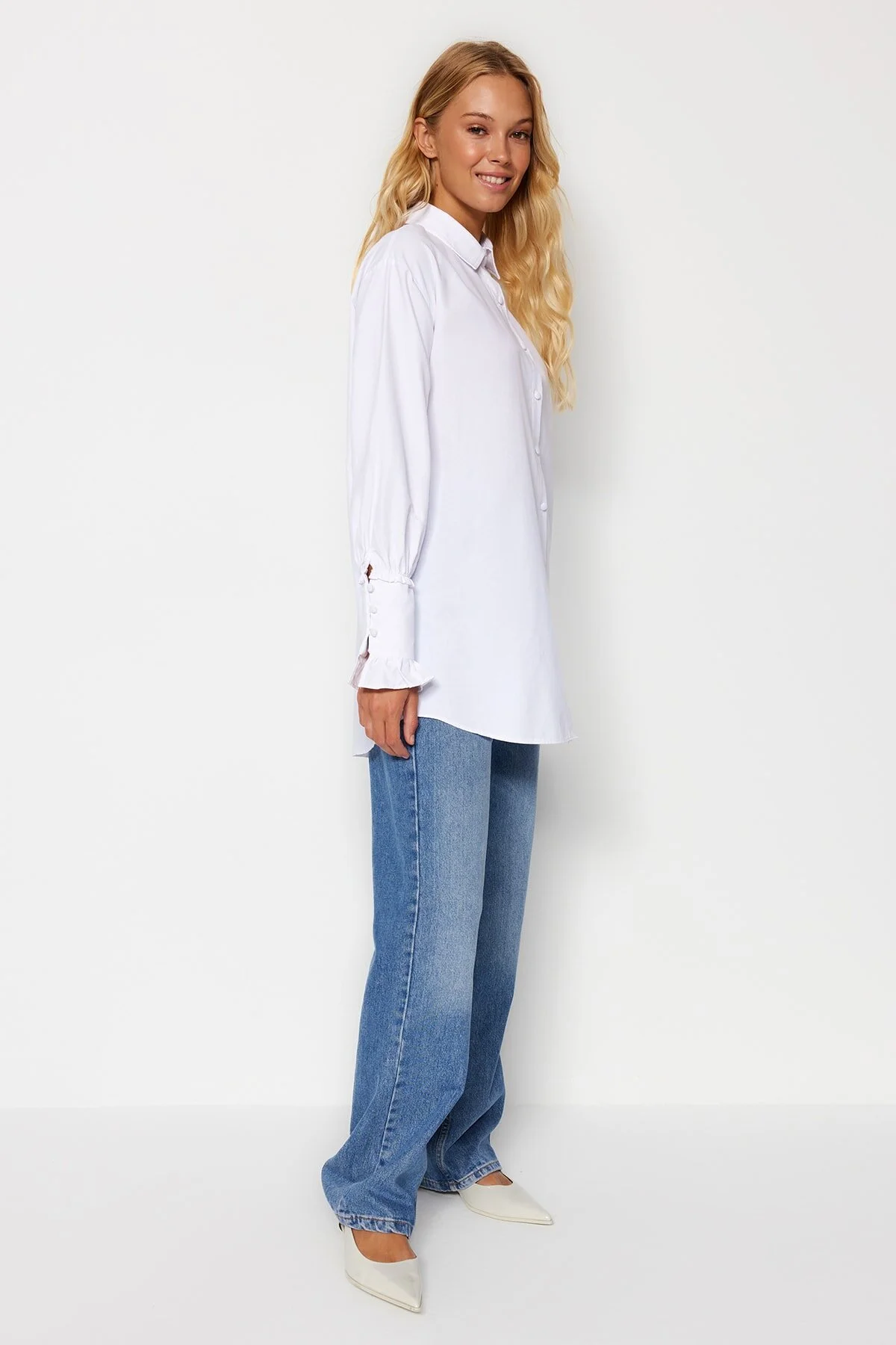 Trendyol Modest  Weißes Hemd aus gewebter Baumwolle mit Rüschendetail TCTAW24TG00016